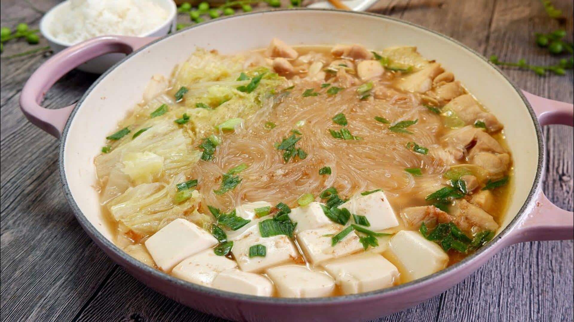 ก๋วยเตี๋ยวราดหน้าฮ่องกงกับน้ำซุปเต้าหู้ ก๋วยเตี๋ยวราดหน้าฮ่องกงกับน้ำซุปเต้าหู้