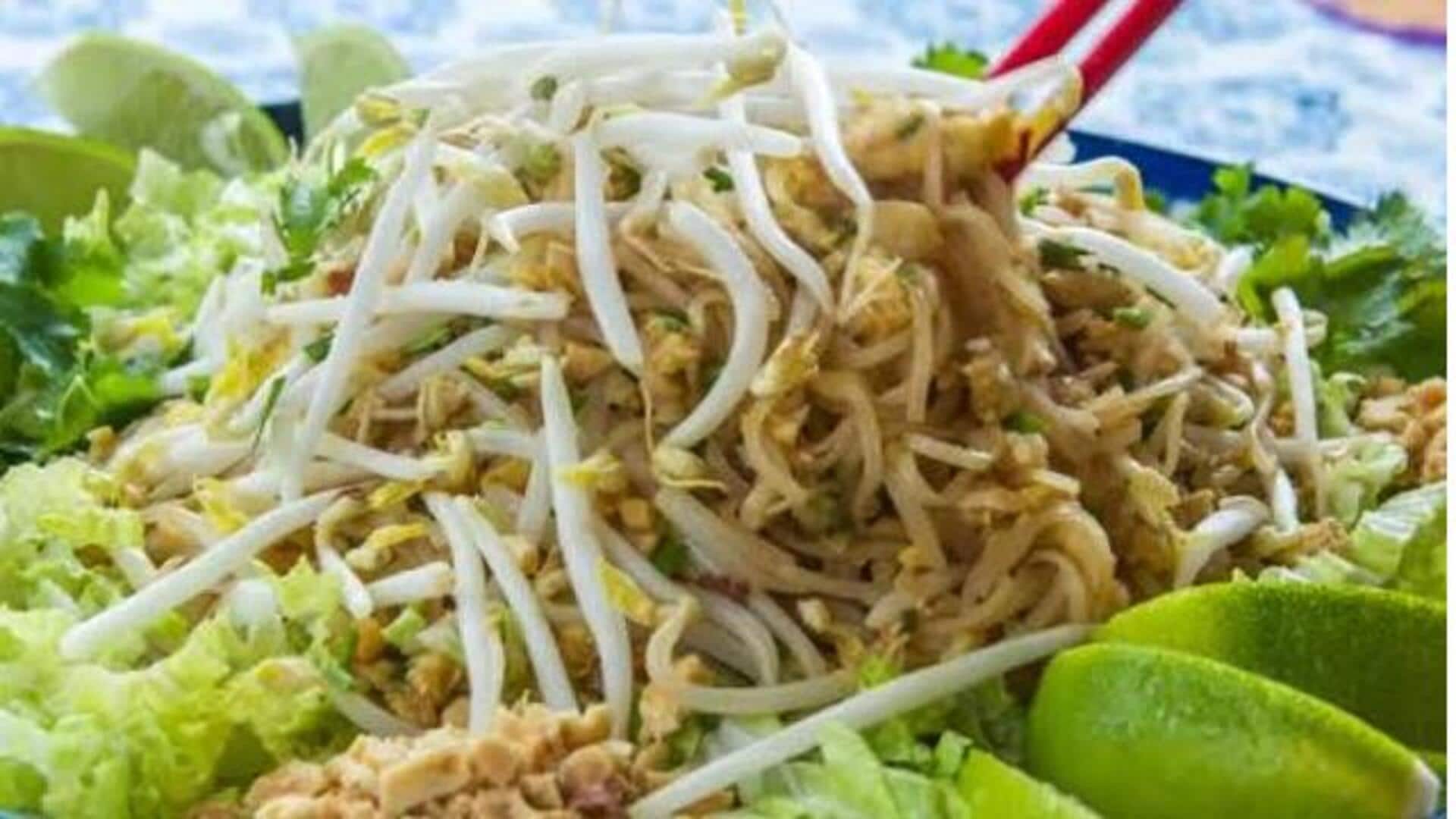 เส้นก๋วยเตี๋ยวเส้นใหญ่กับซอสถั่วลิสงและมะขาม