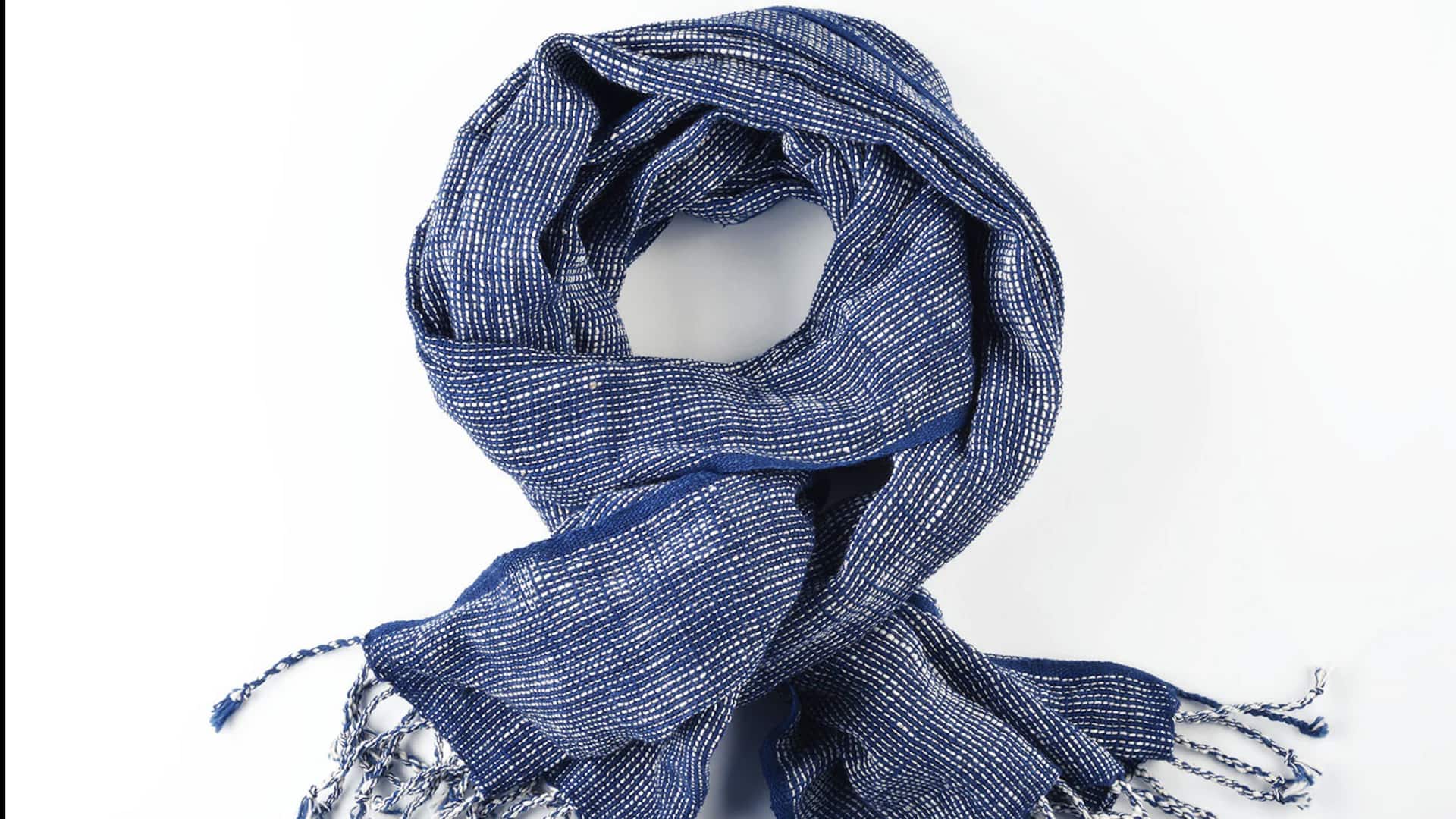 5 สไตล์ที่เข้ากันได้ดีกับผ้าพันคอสีคราม