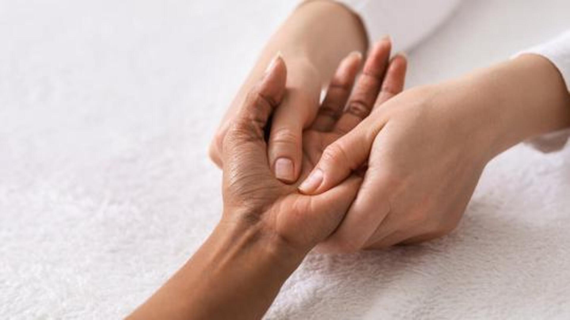 ผ่อนคลายความเครียดด้วยการนวดมือแบบโบราณ