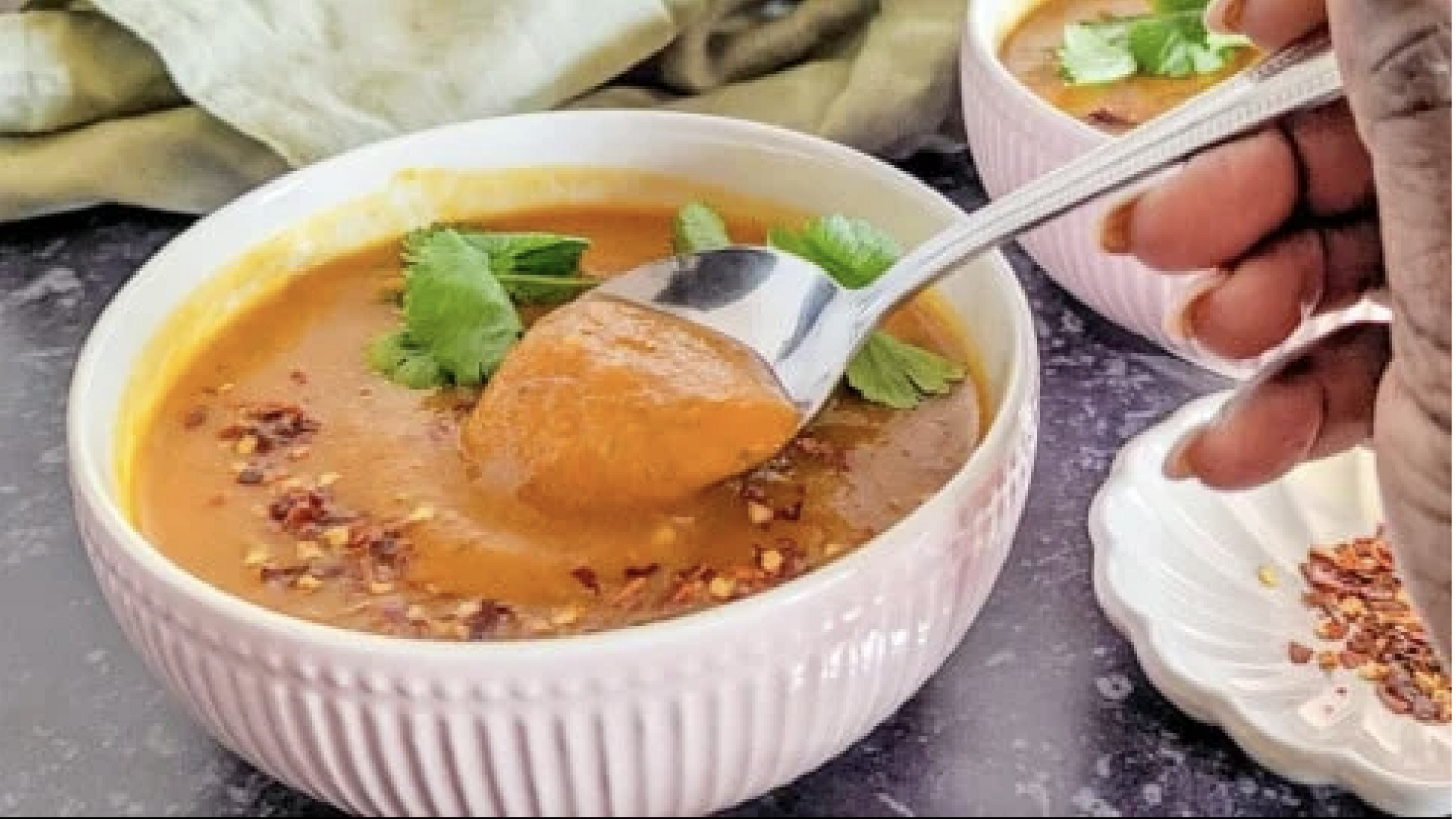 ซุปแครอทผักชีราดครีมอัลมอนด์ เมนูเบา ๆ แต่รสเข้ม