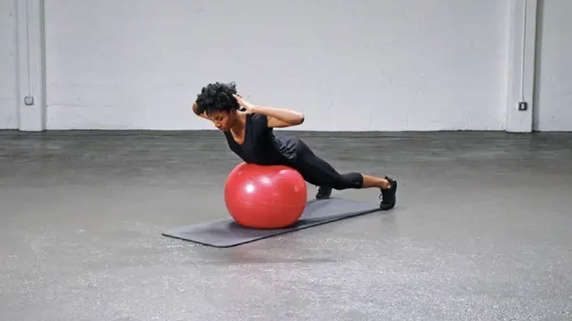 เสริมสร้างความแข็งแรงแกนกลางด้วยลูกบอลสวิส