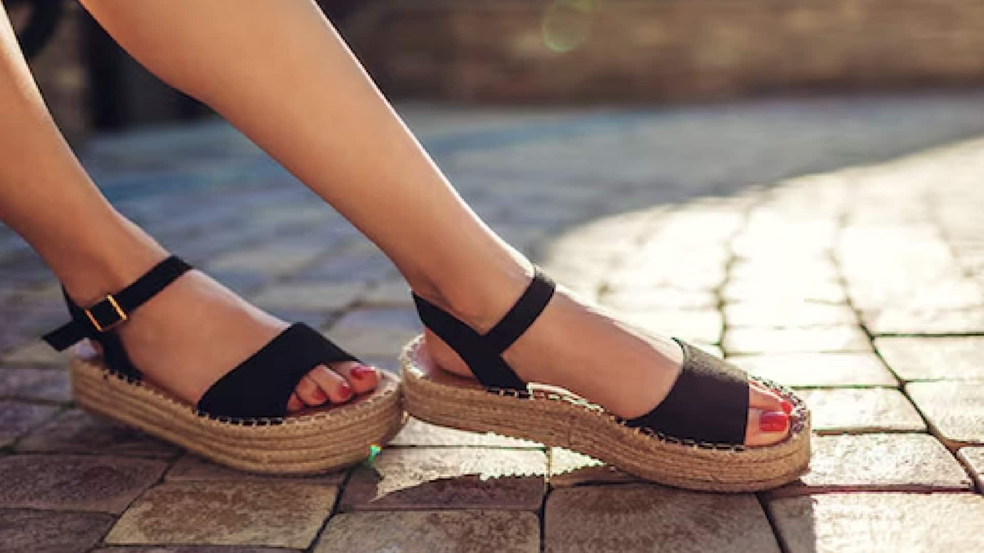 5 สไตล์ที่แมตช์กับรองเท้าคอร์ดสตรัปมูลส์ได้อย่างลงตัว