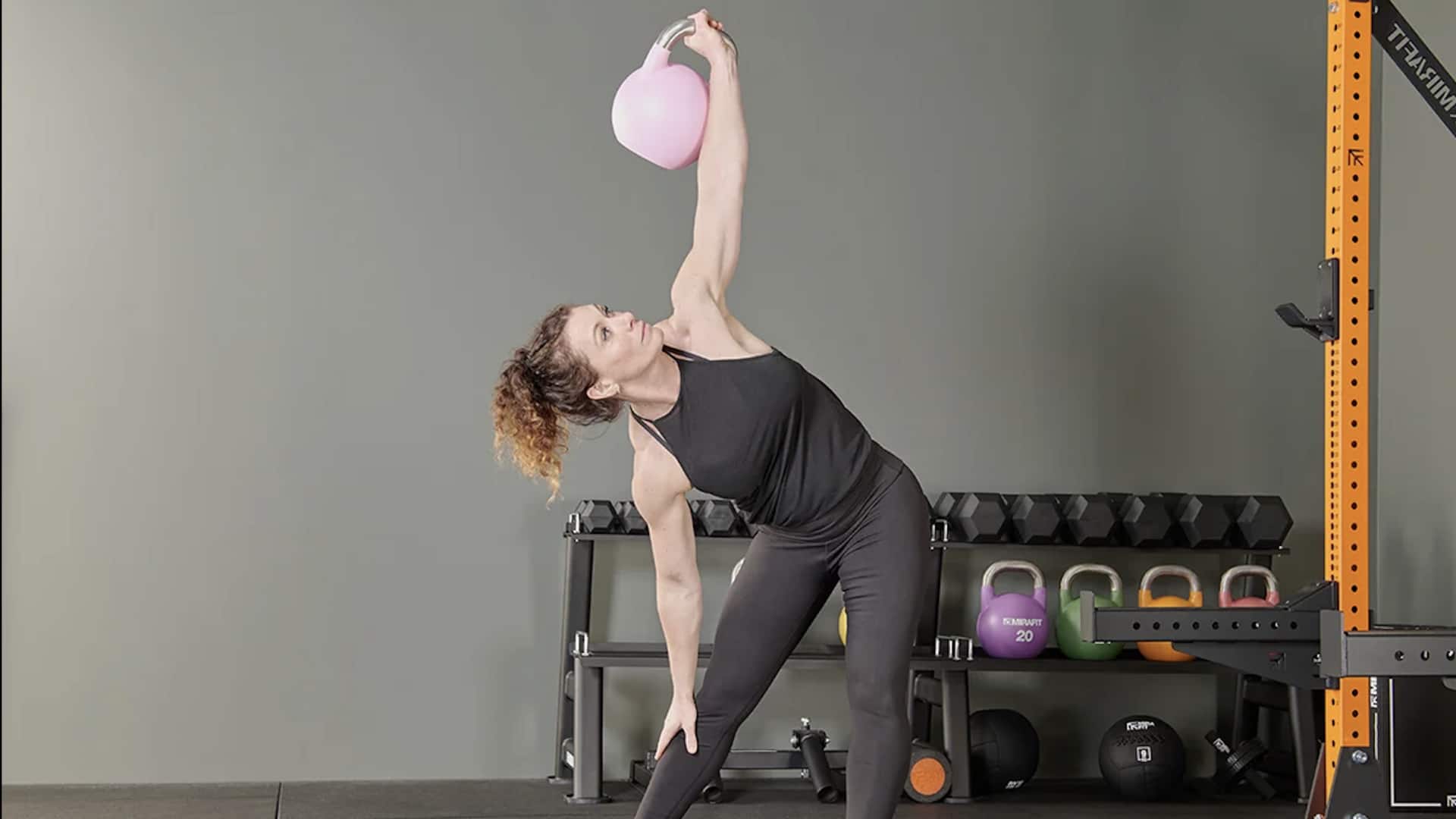 5 ท่ายืนบิดตัว เสริมพลังแกนกลางให้แข็งแรง 