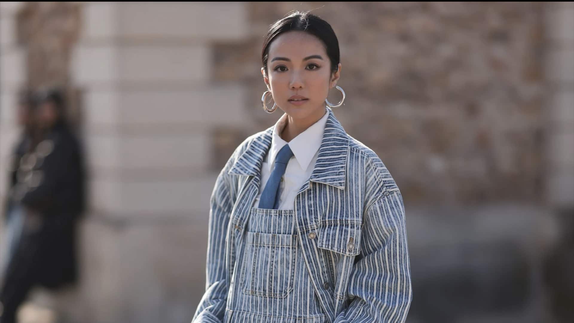 5 ลุคสุดชิคแมตช์กับกางเกงเอี๊ยมยีนส์