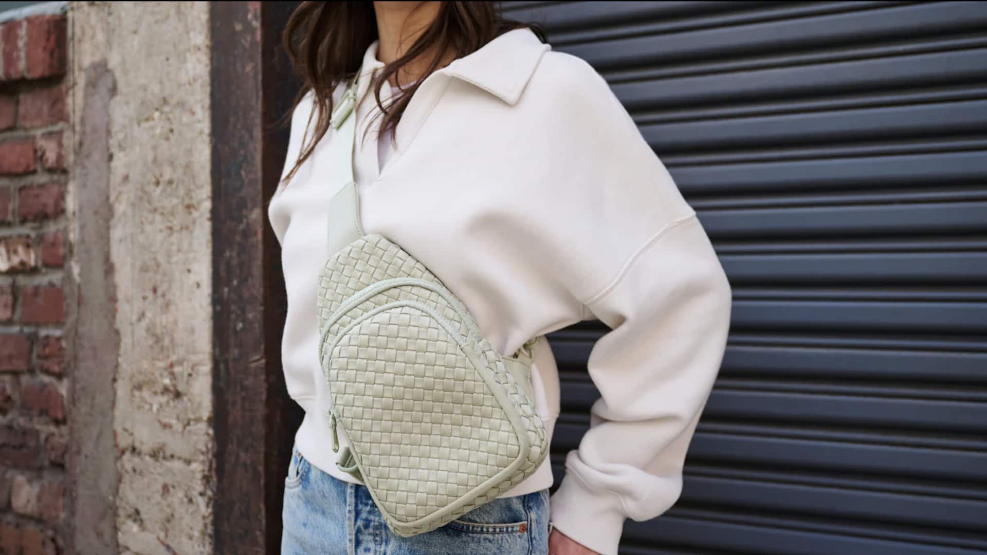 5 สไตล์แฟชั่นที่แมตช์ได้ดีกับกระเป๋าสลิงควิลท์