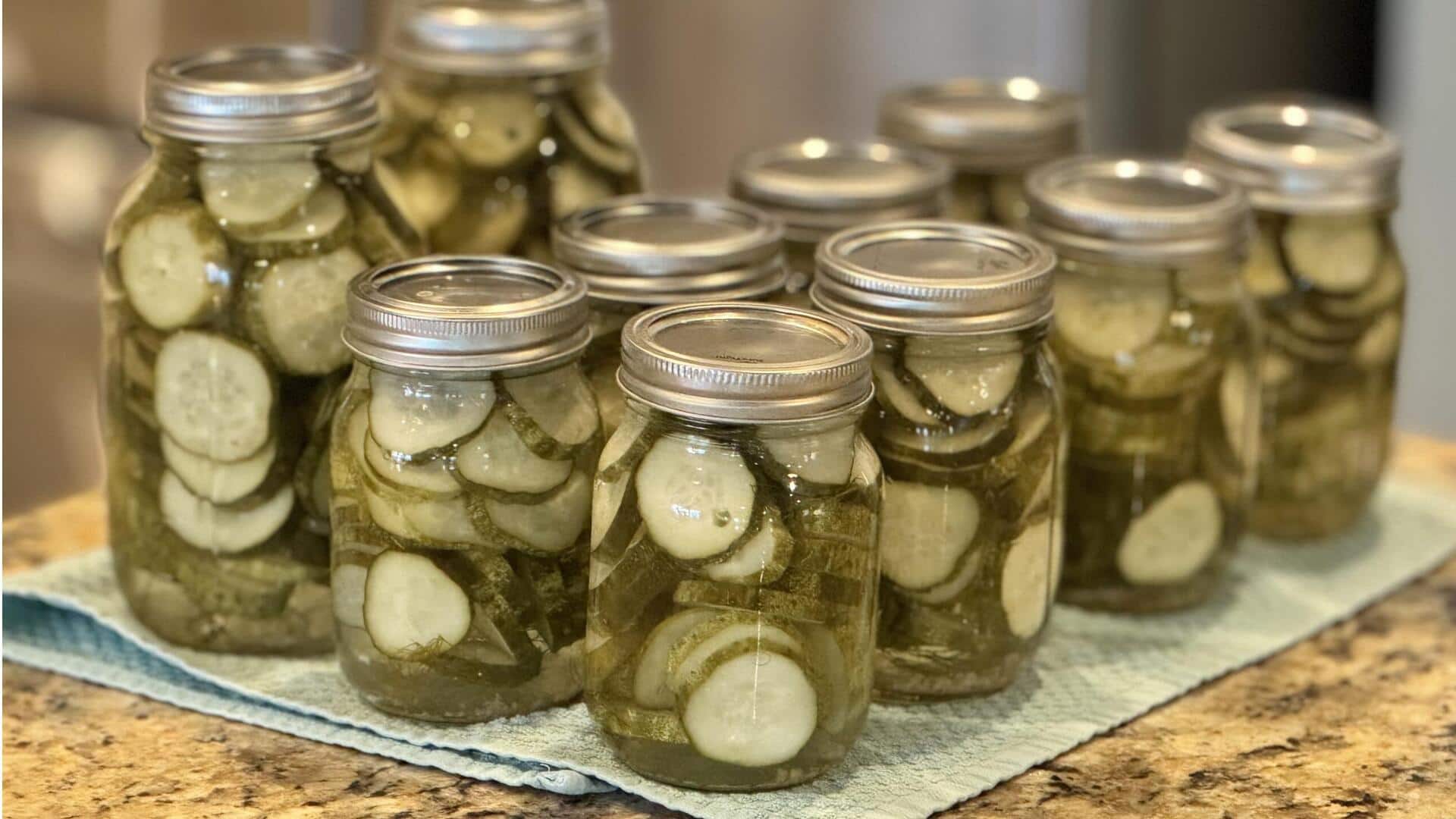 แตงกวาหั่นริบบิ้นเย็นกับหอมดองและผักชีลาวสด