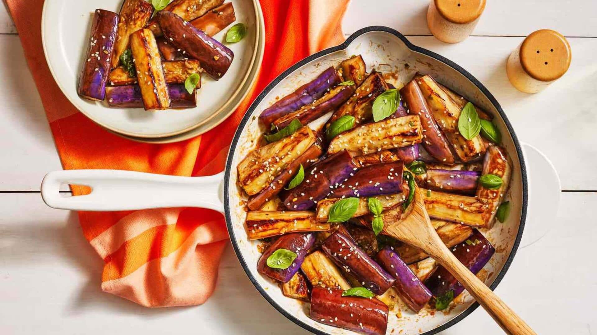 ผัดมะเขือยาวใบโหระพา เมนูมังสวิรัติหอมอร่อยน่าลอง