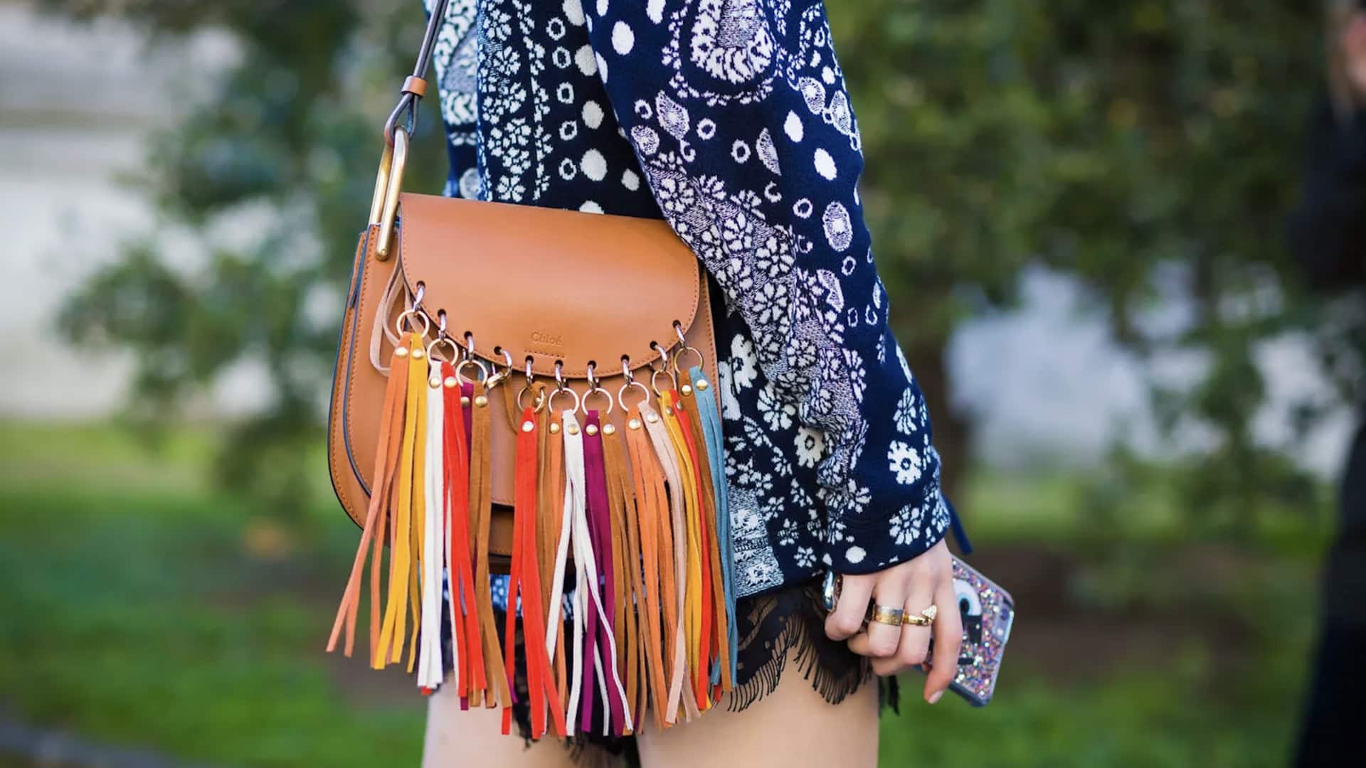 5 สไตล์ที่เข้ากันได้ดีกับกระเป๋าผ้าฝ้ายพู่