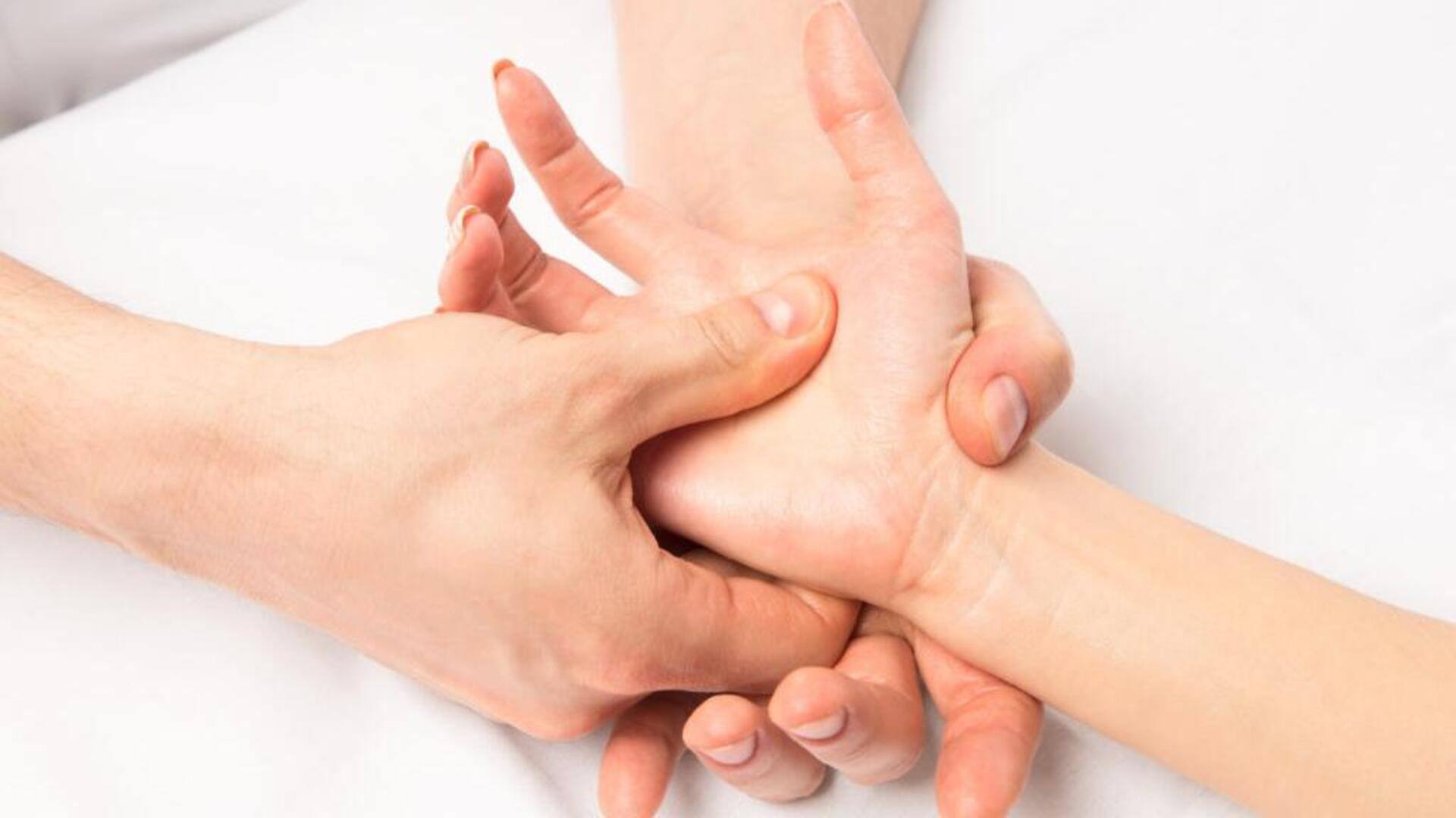 คลายเครียดขณะนั่งทำงานด้วยการนวดมือ