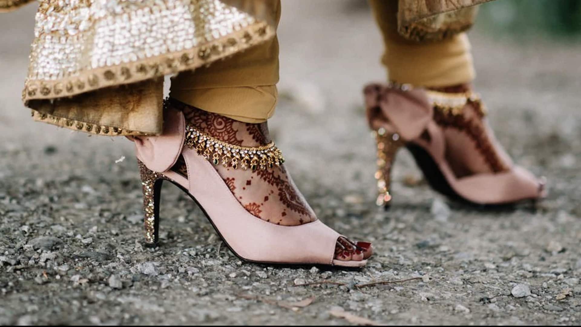 ส่าหรีสุดชิคแมตช์กับรองเท้าบูทข้อเท้า