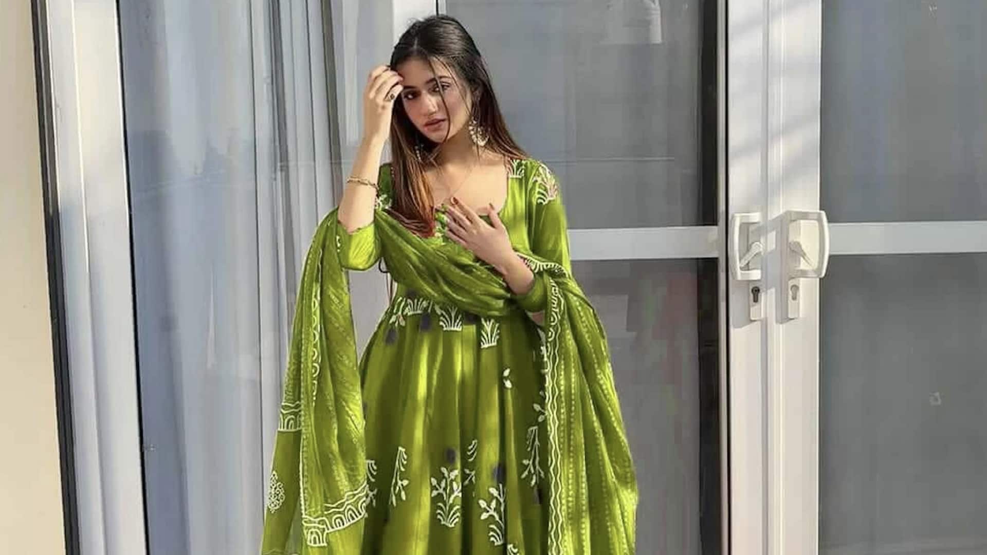 5 สไตล์อนาร์คาลีที่เข้ากับผ้าพันคอพิมพ์ลายได้อย่างลงตัว