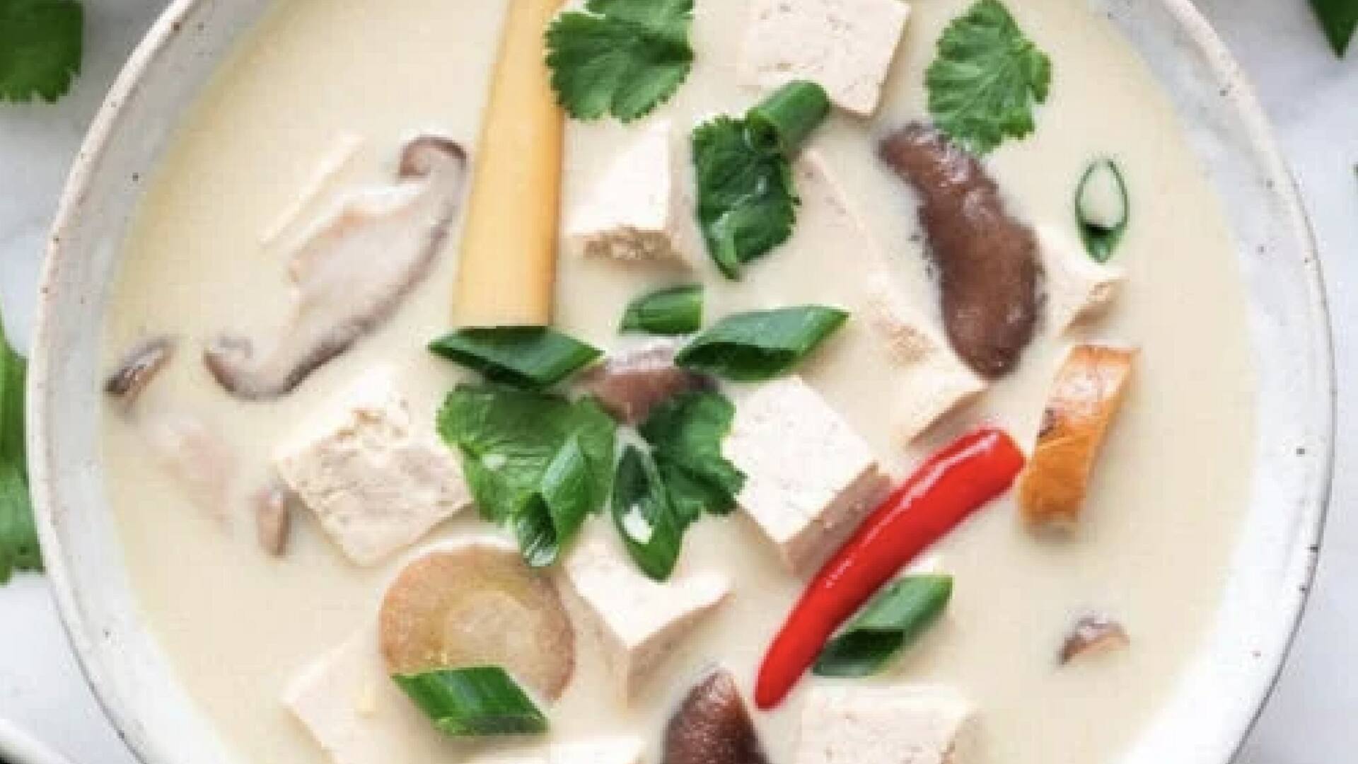 ต้มข่าไก่กลิ่นหอมฉบับวีแกน อร่อยได้โดยไม่ใช้ไก่ 