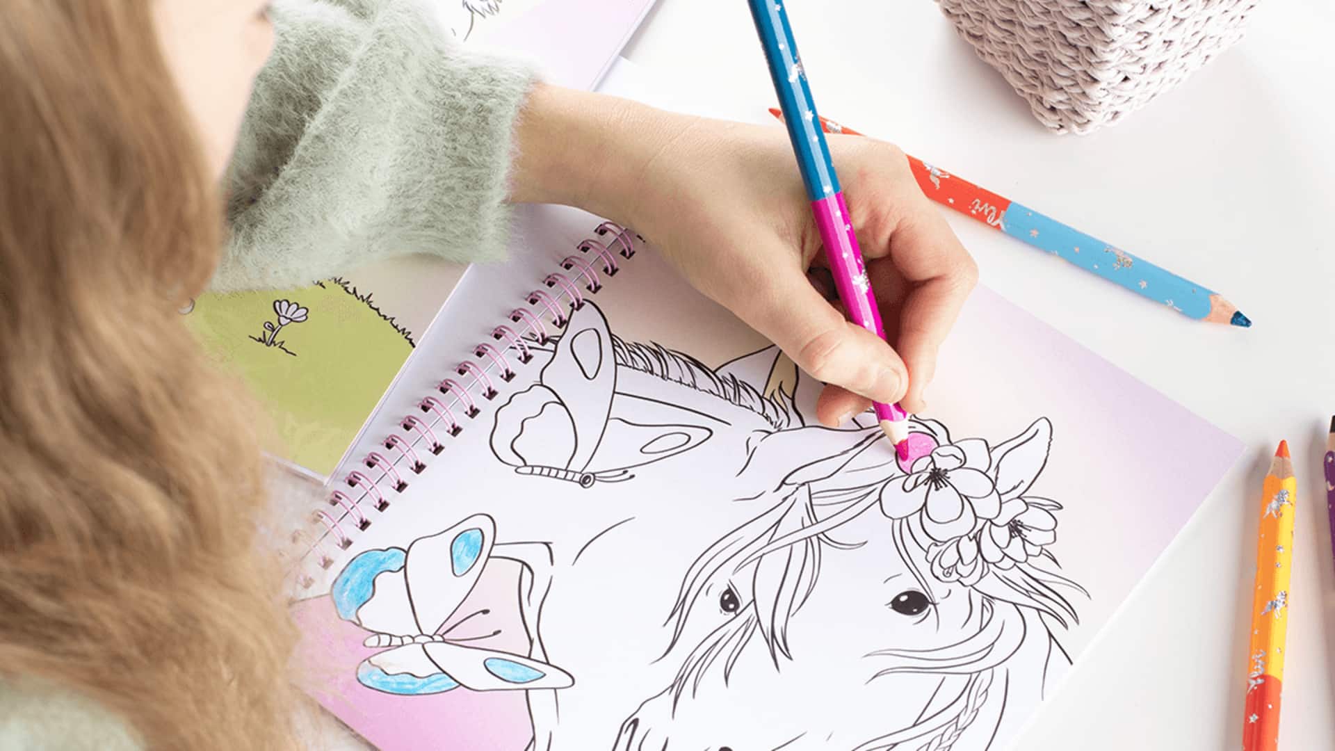 เพิ่มความสุขด้วยการระบายสีในหนังสือศิลปะสร้างสรรค์