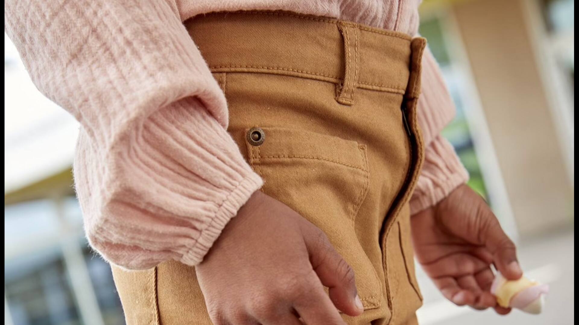 5 สไตล์เสื้อเบลาส์ที่แมตช์กับกางเกงปักได้อย่างลงตัว