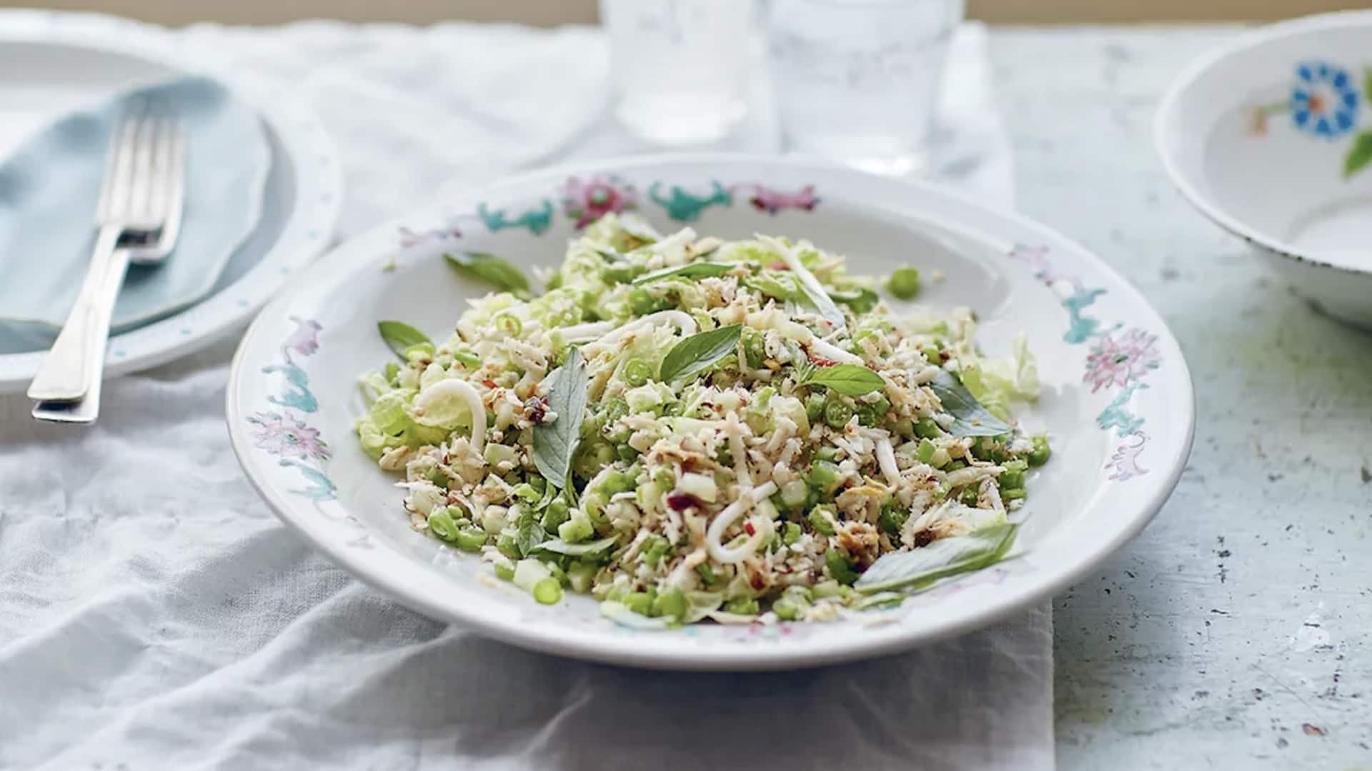 เมนูสลัดขมิ้นมะพร้าวหอมกับสมุนไพรสด