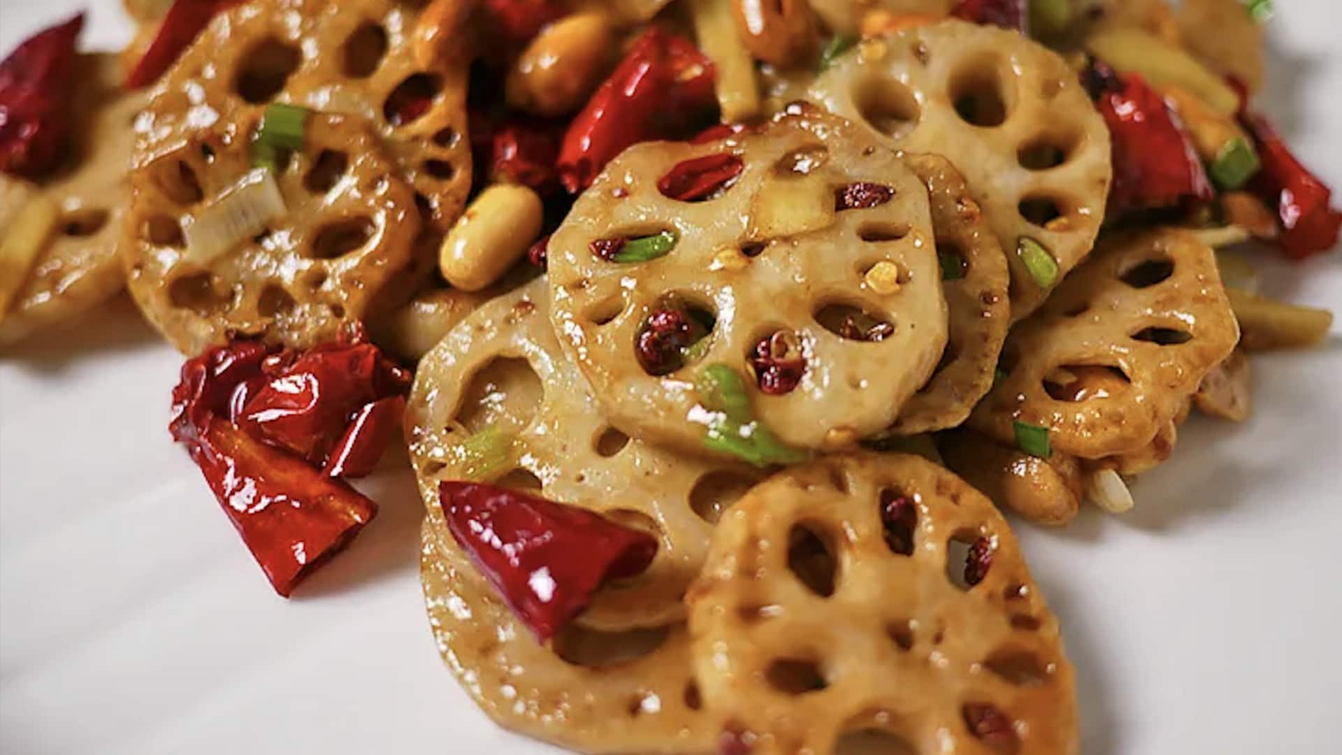 เมนูดอกบัวอบไอน้ำกับน้ำสลัดงาและขิง