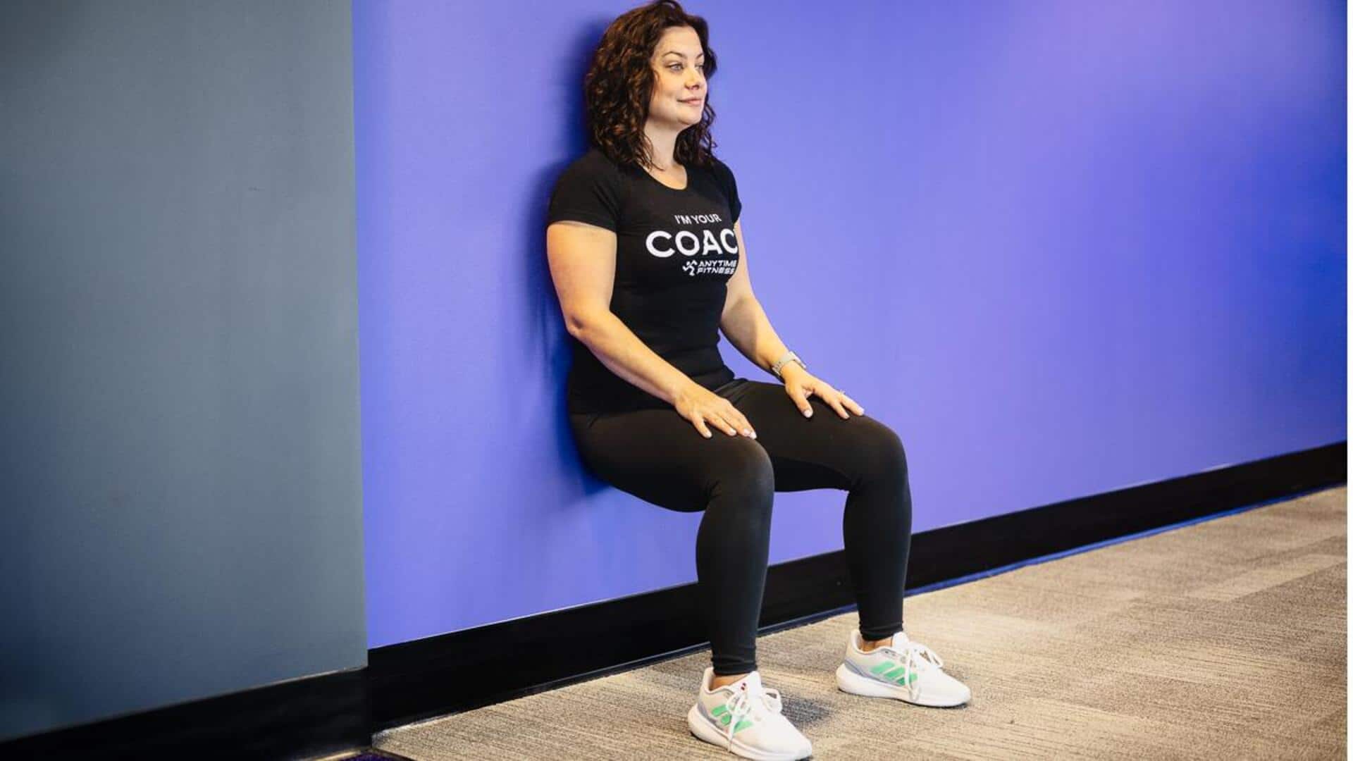 นั่งติดผนัง: ท่าออกกำลังกายเสริมความทนทานของขา