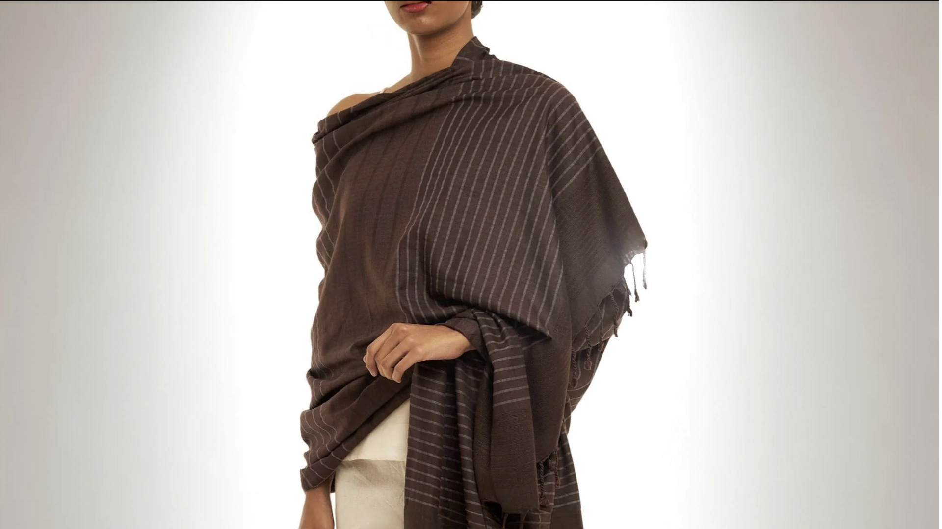 5 สไตล์ที่เข้ากันได้ดีกับผ้าคลุมชนเผ่า