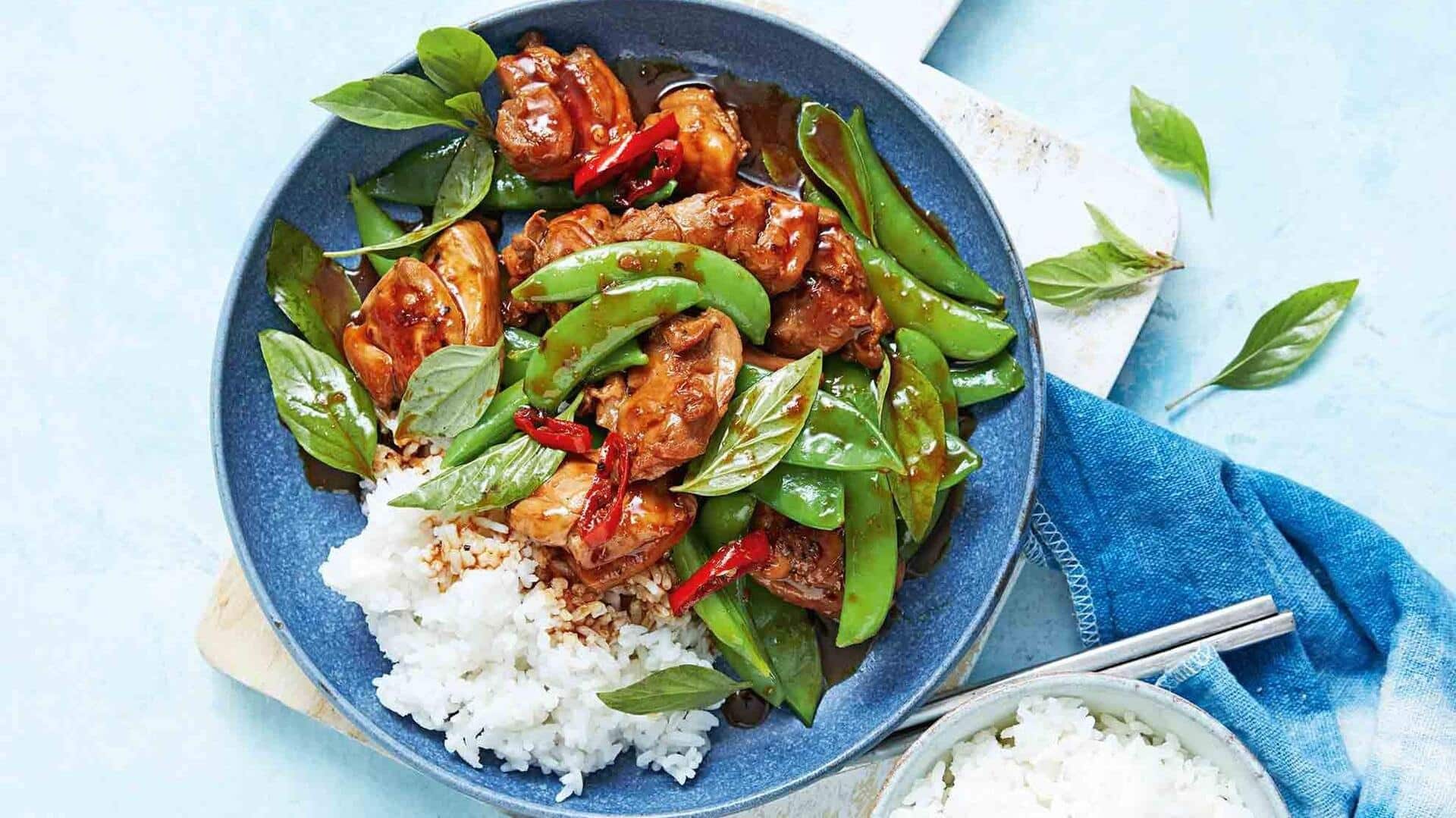 ผัดมะเฟืองเขียวใบโหระพากับพริก: เมนูไทยรสจัดที่ต้องลอง