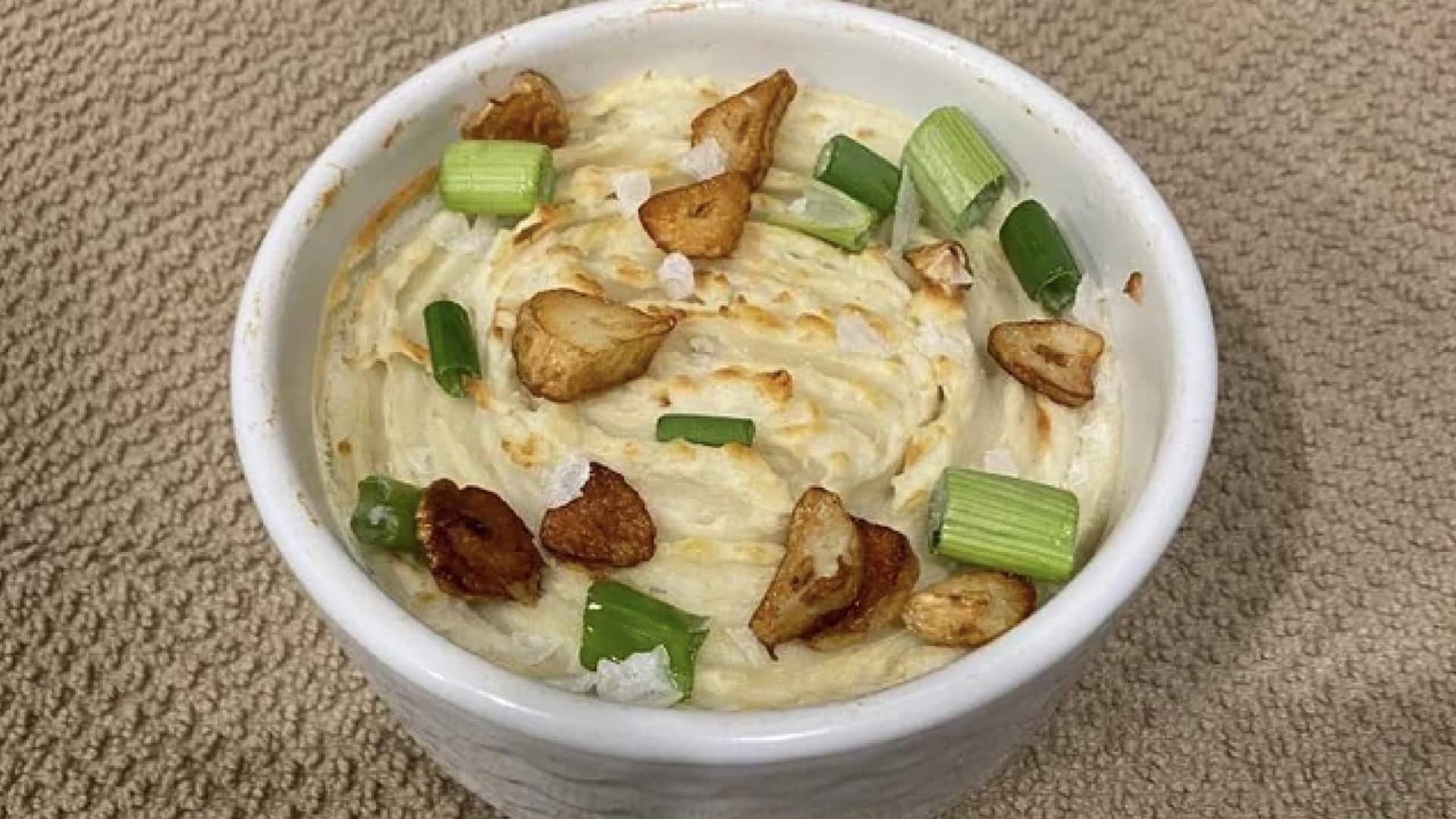 สูตรเผือกบดครีมมี่ โรยต้นหอมกับน้ำมันงา