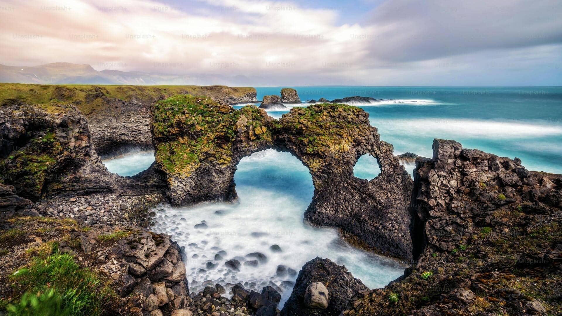 สำรวจความงดงามของหินโค้งในไอซ์แลนด์