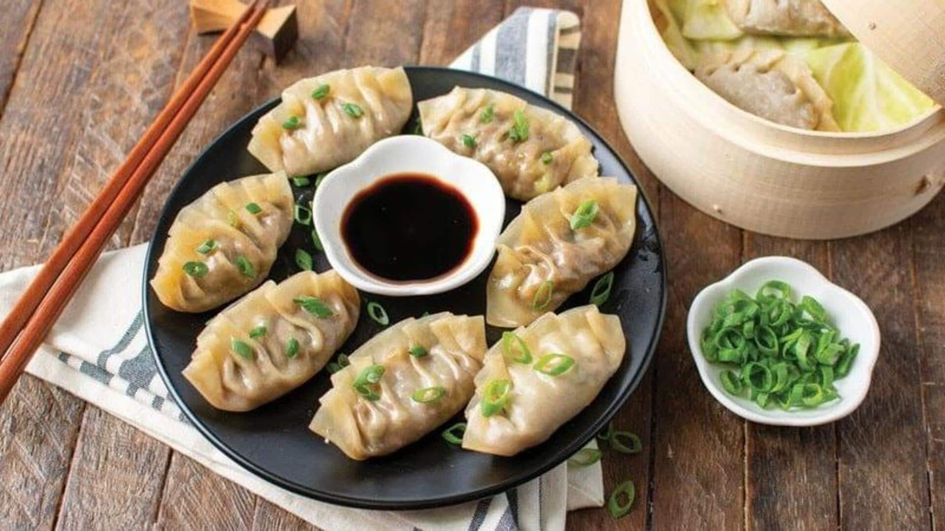  เกี๊ยวผักโขมโฮมเมด กับซอสส้มมะขามรสกลมกล่อมs