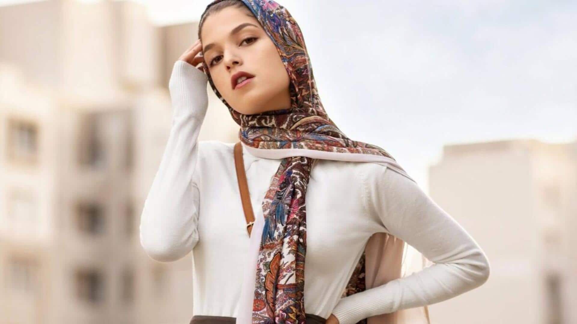 5 สไตล์ผ้าพันคอสุดชิคที่แมตช์กับชุดไปทะเลได้ลงตัว