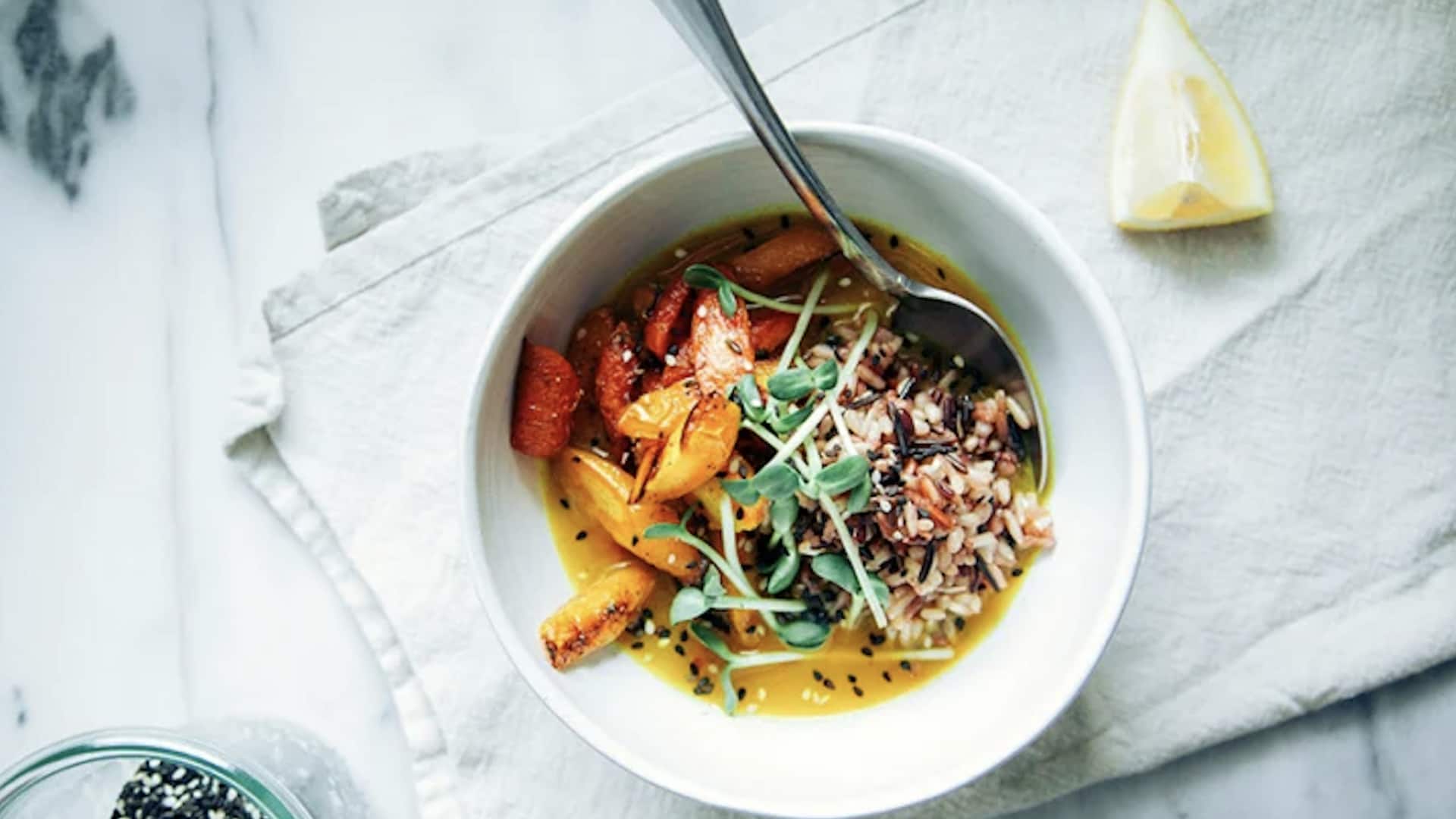 ข้าวขมิ้นทองคำหอมกรุ่น เสิร์ฟพร้อมแครอทย่างเบบี้