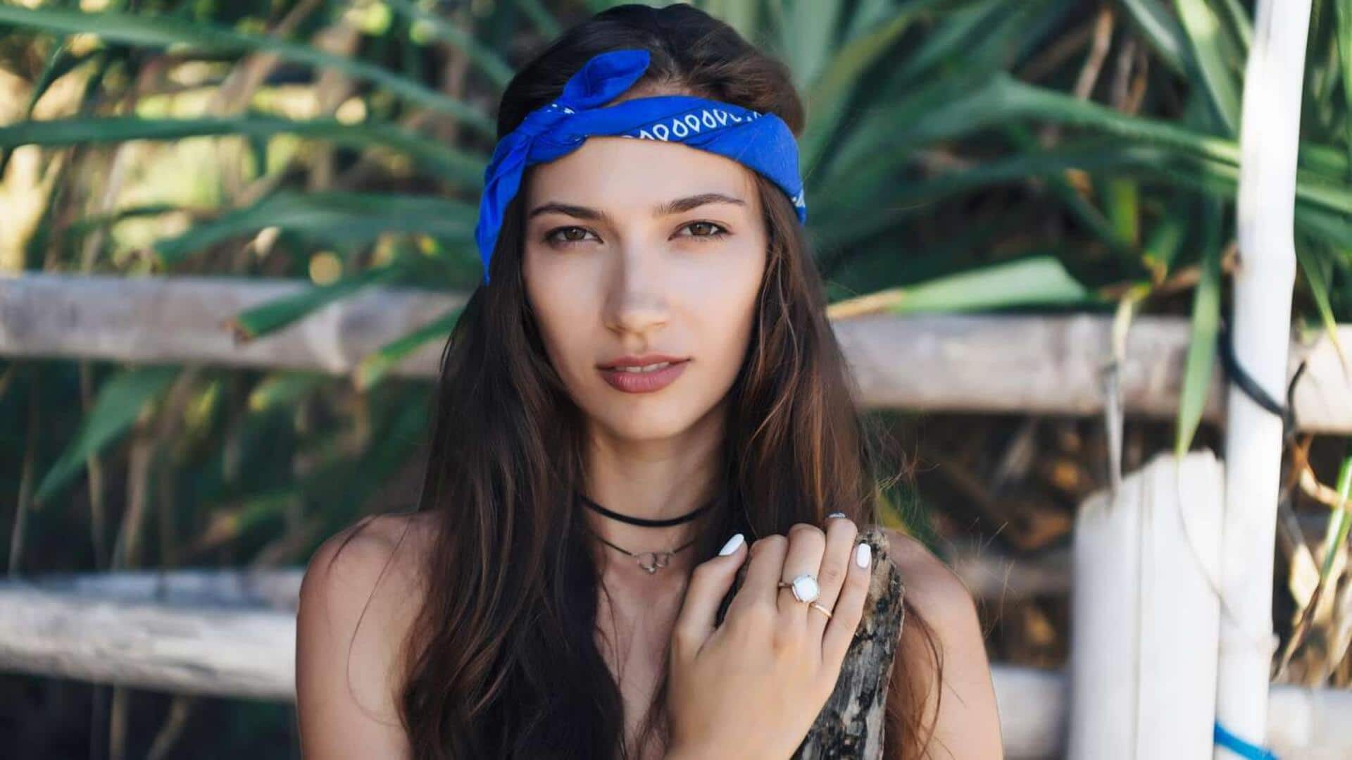 5 ลุคแมตช์ที่คาดผมแบบผูกปมให้ดูดีมีสไตล์ 