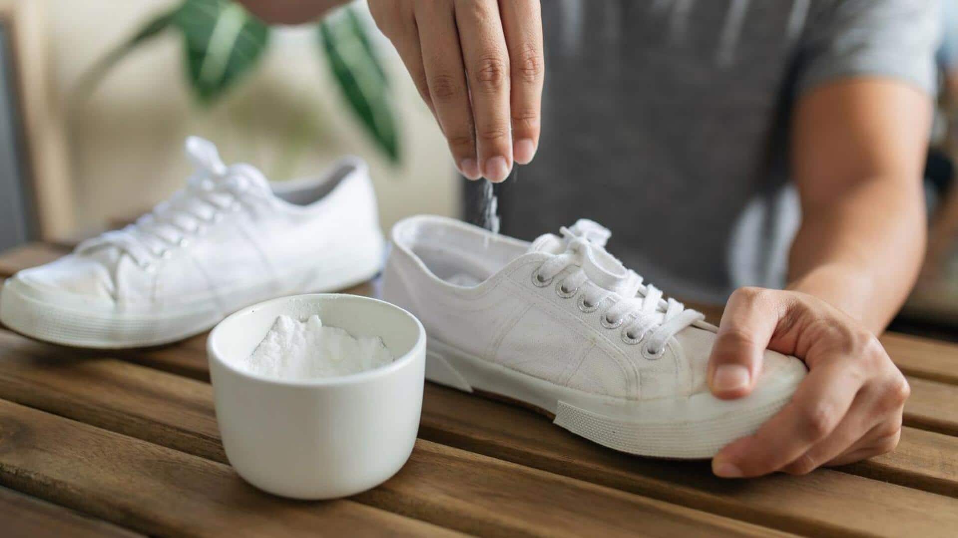 เคล็ดลับง่ายๆ ทำให้รองเท้าหอมสดชื่นด้วยของใช้ในบ้าน