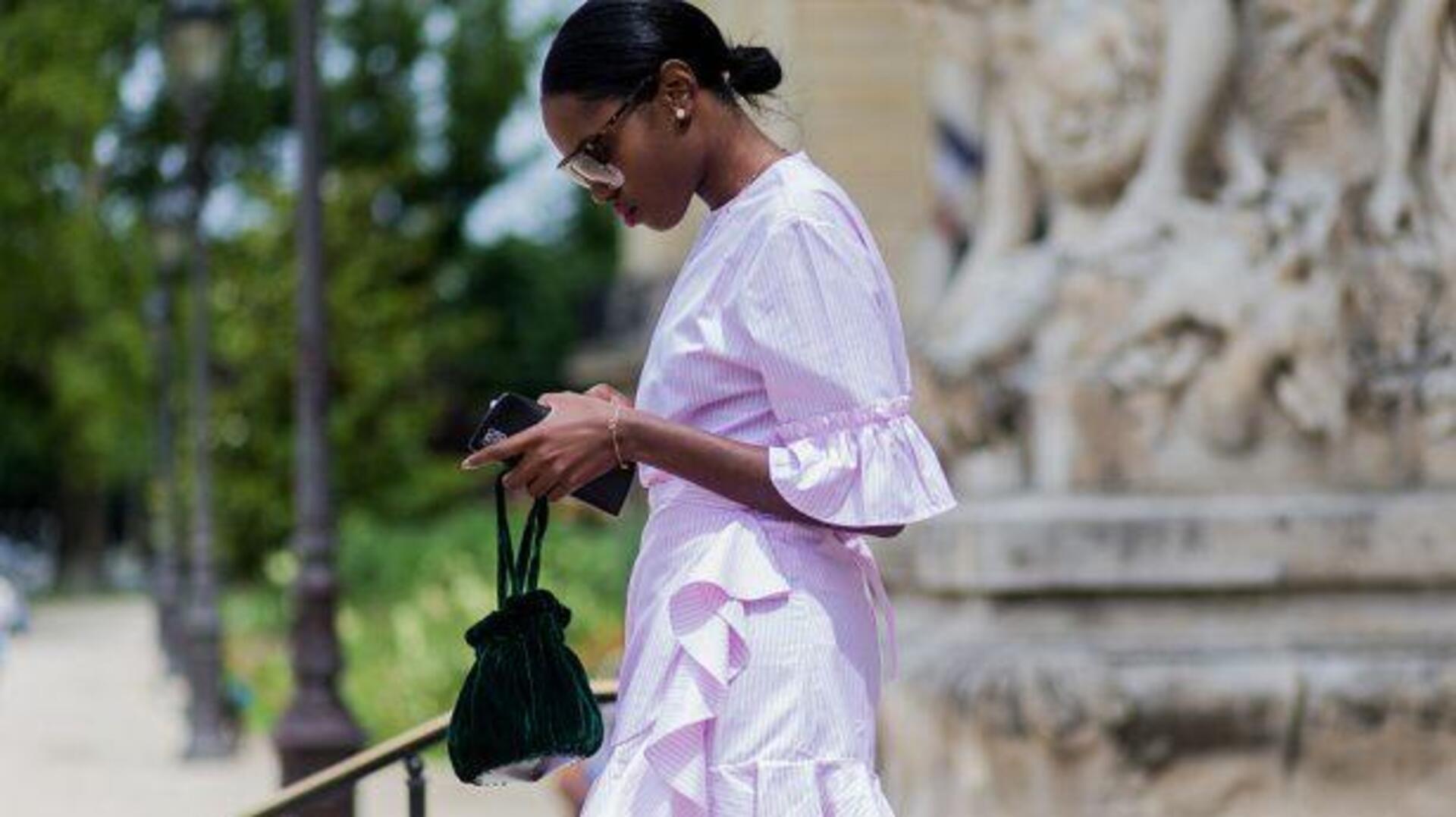 5 สไตล์การแต่งตัวที่เข้ากับเสื้อแขนระบายที่สุด