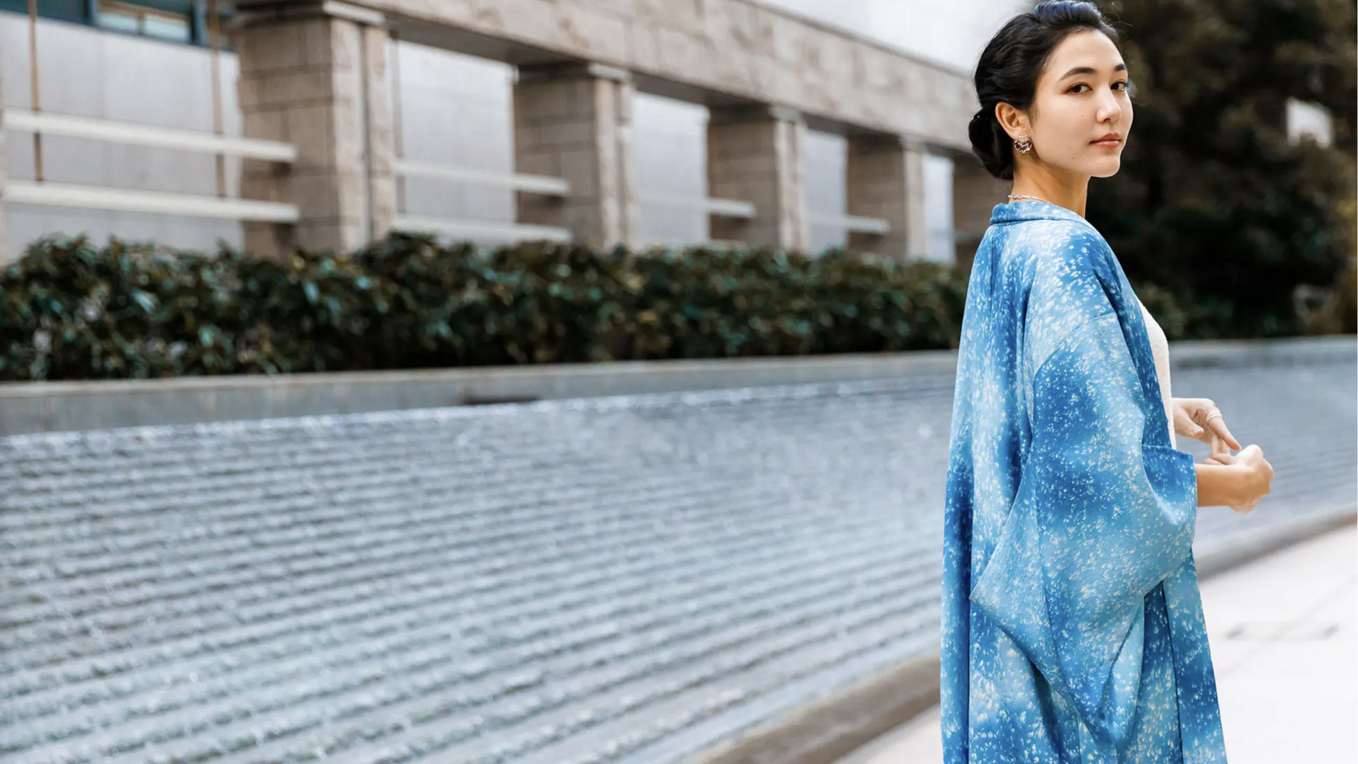 5 สไตล์การแต่งตัวที่เข้ากับเสื้อคลุมคิมิโน่ปักลายที่สุด