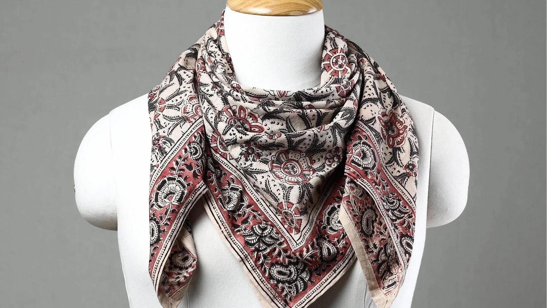 5 สไตล์แฟชั่นที่แมตช์ลงตัวกับผ้าพันคอคาลัมคารี