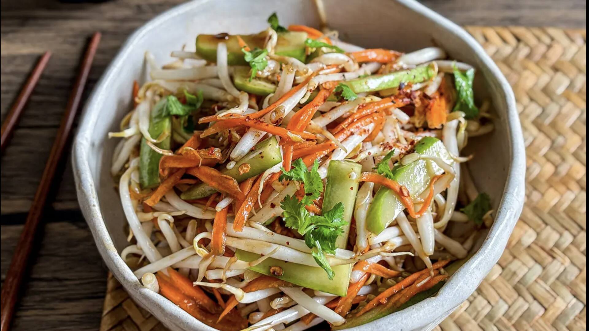 สลัดถั่วงอกสด ราดน้ำสลัดสมุนไพรหอมอร่อย