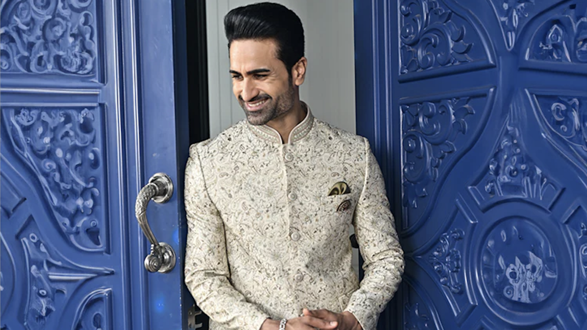 สไตล์คลาสสิกที่แมตช์กับชุดบันด์กาลาอย่างลงตัว 