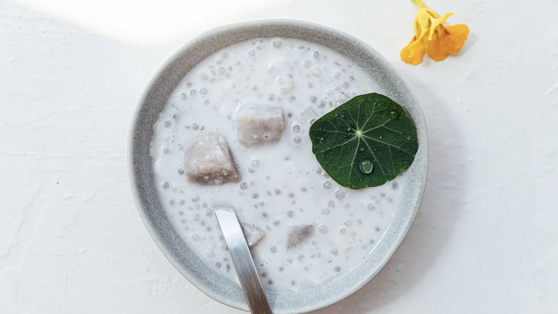 ขนมเผือกกรอบราดครีมมะพร้าวหอมหวาน