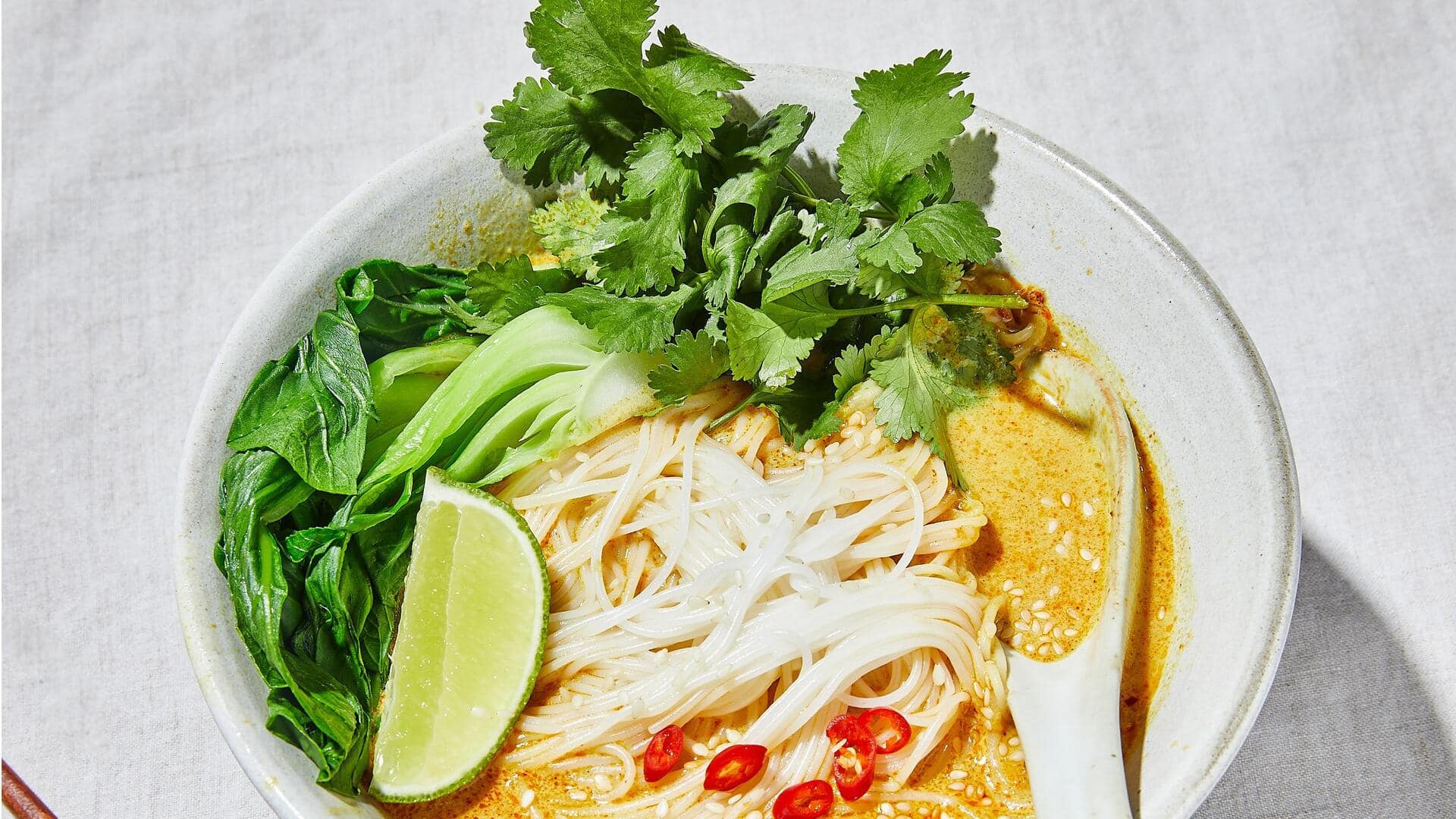 ก๋วยเตี๋ยวครีมกะทิ: สูตรมังสวิรัติที่ไม่เหมือนใคร ก๋วยเตี๋ยวครีมกะทิ: สูตรมังสวิรัติที่ไม่เหมือนใคร