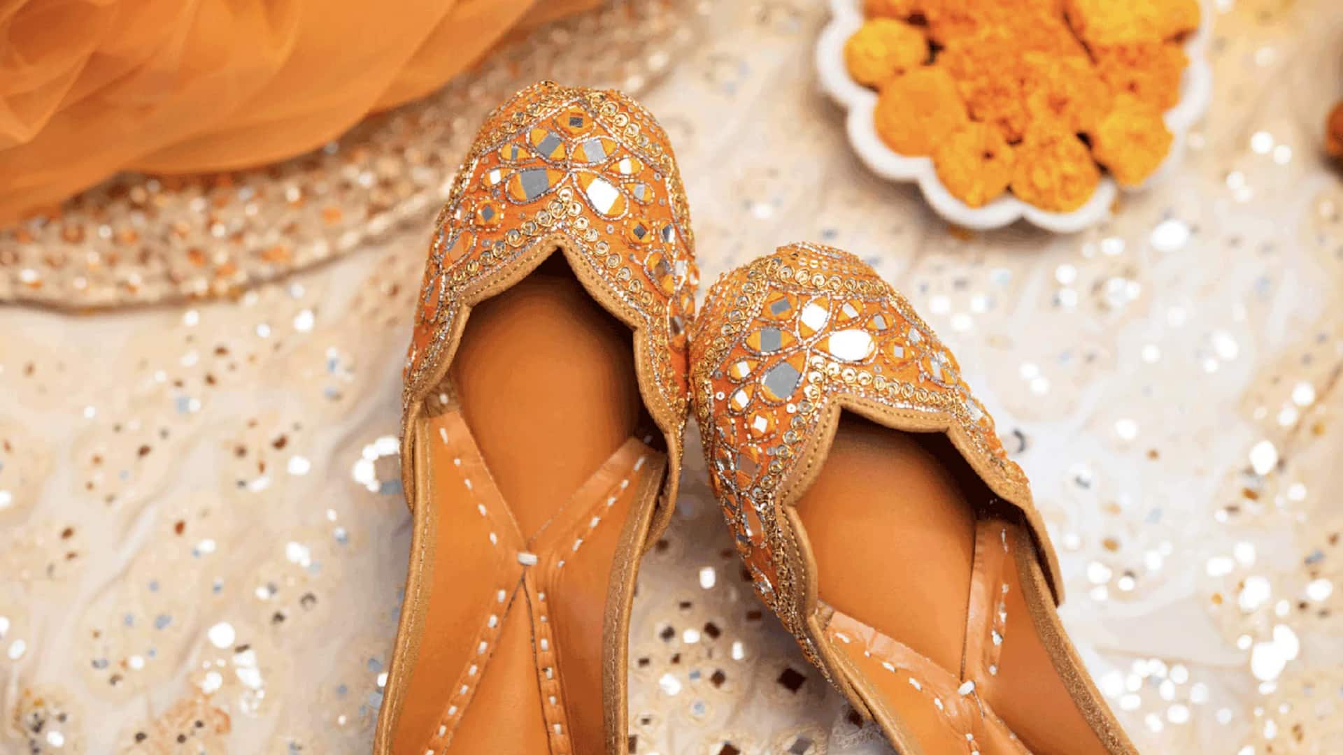 5 สไตล์แฟชั่นที่แมตช์ได้ลงตัวกับรองเท้าจุตติอินเดีย