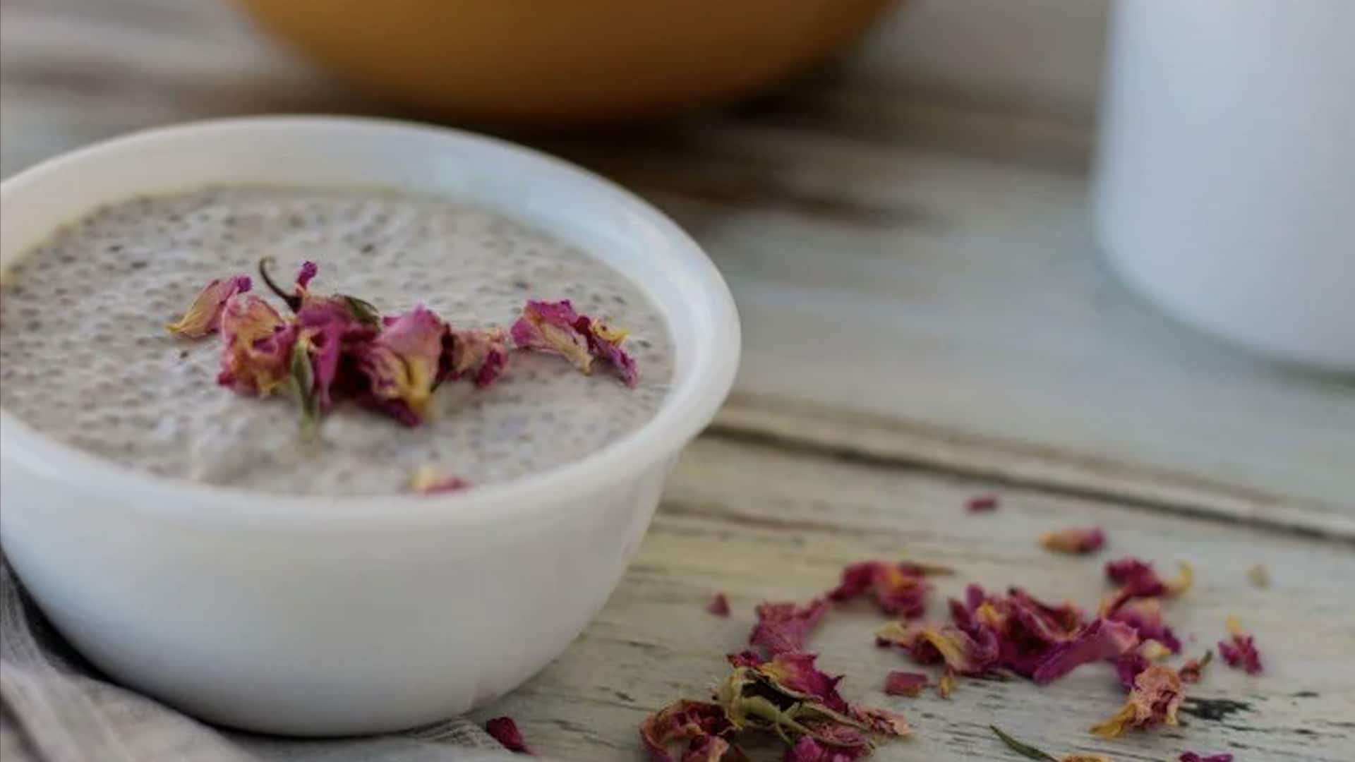 พุดดิ้งเมล็ดบัวหอมกลิ่นกระวานและน้ำกุหลาบ