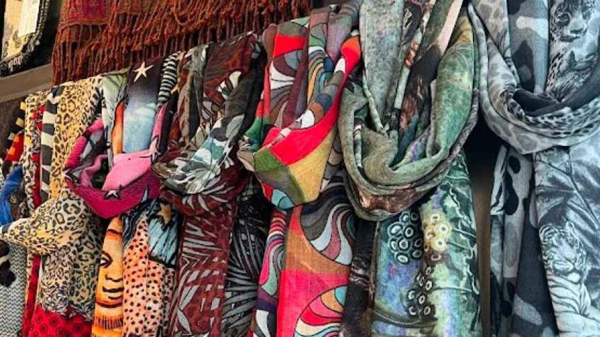 5 สไตล์ที่เข้ากันได้ดีกับผ้าคลุมคอตตอนปักลาย