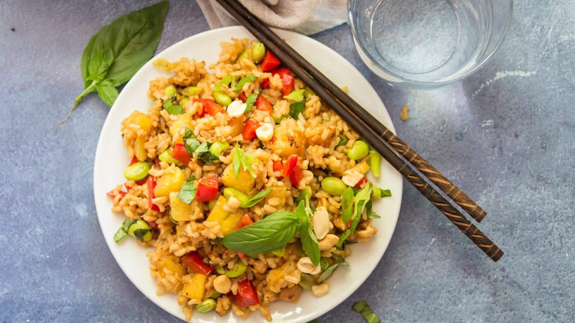 ข้าวหวานสับปะรดหอมกลิ่นหญ้าฝรั่น โรยถั่วลิสง