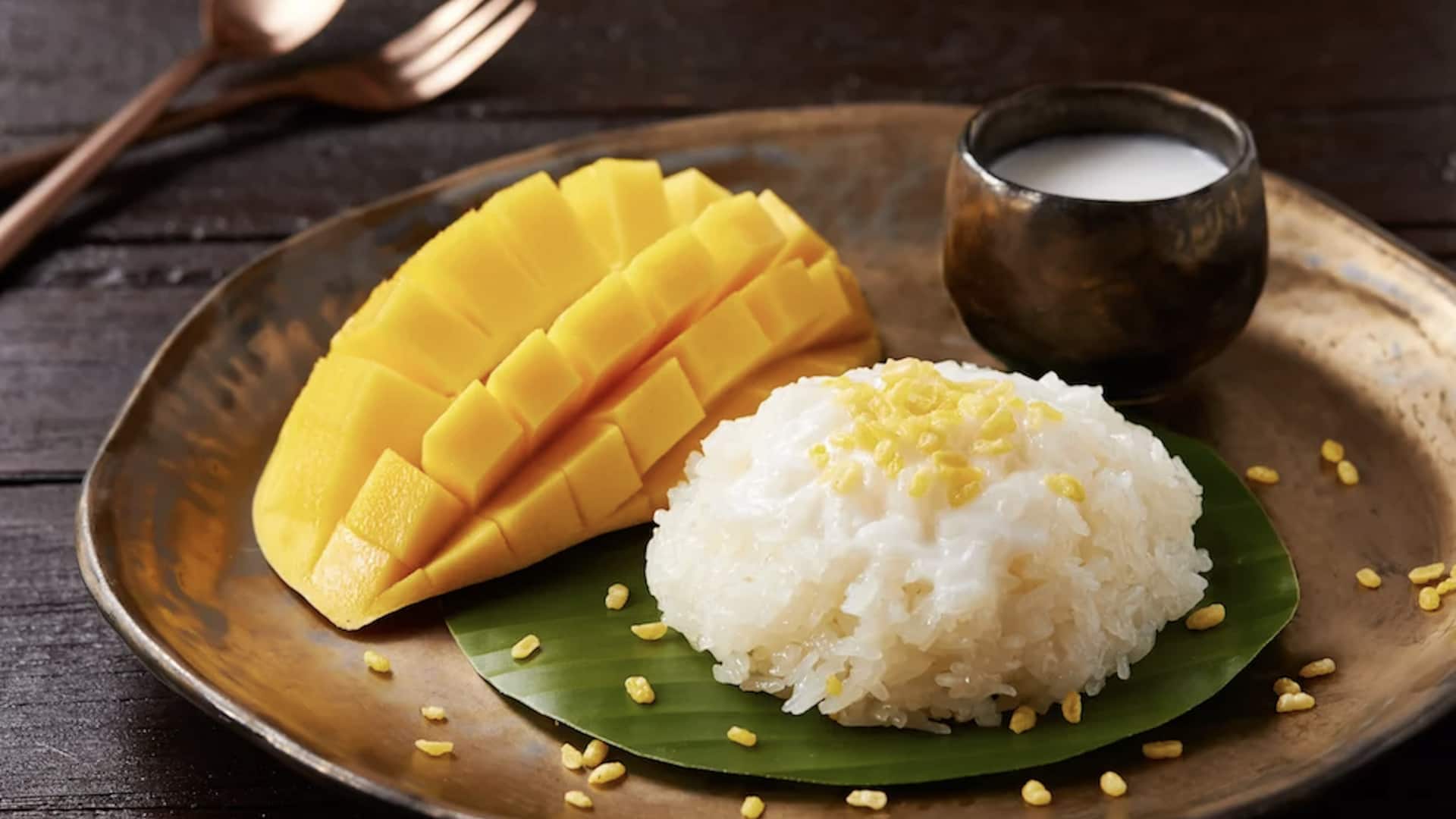 ข้าวเหนียวมะพร้าวกับมะม่วงทำเองที่บ้าน