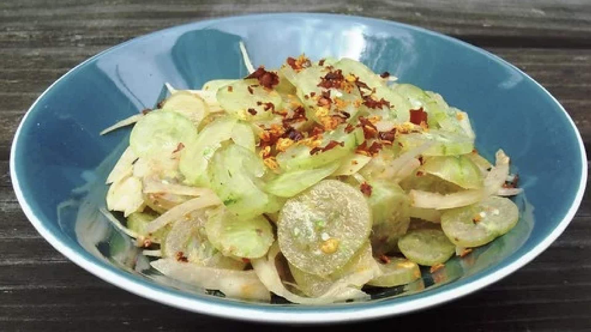 สลัดมะยมเปรี้ยว เมนูสดชื่นสไตล์ไทยที่ต้องลอง