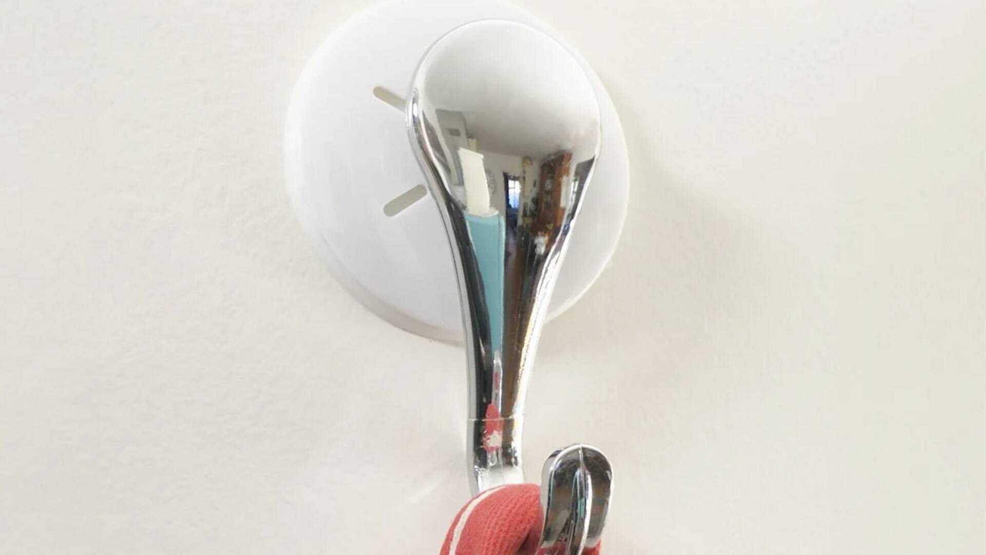 เคล็ดลับซ่อมตะขอแขวนหลวมแบบประหยัดงบในบ้าน