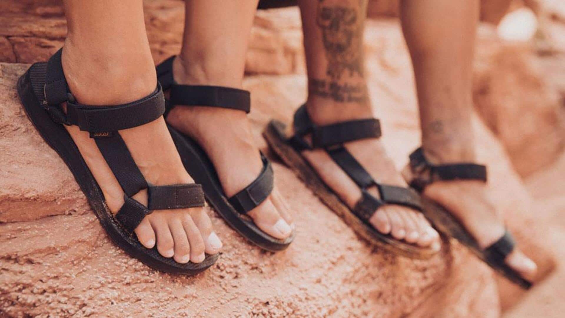 สลับใส่รองเท้าแตะง่ายๆ เพื่อบรรเทาอาการเมื่อยล้าของเท้า