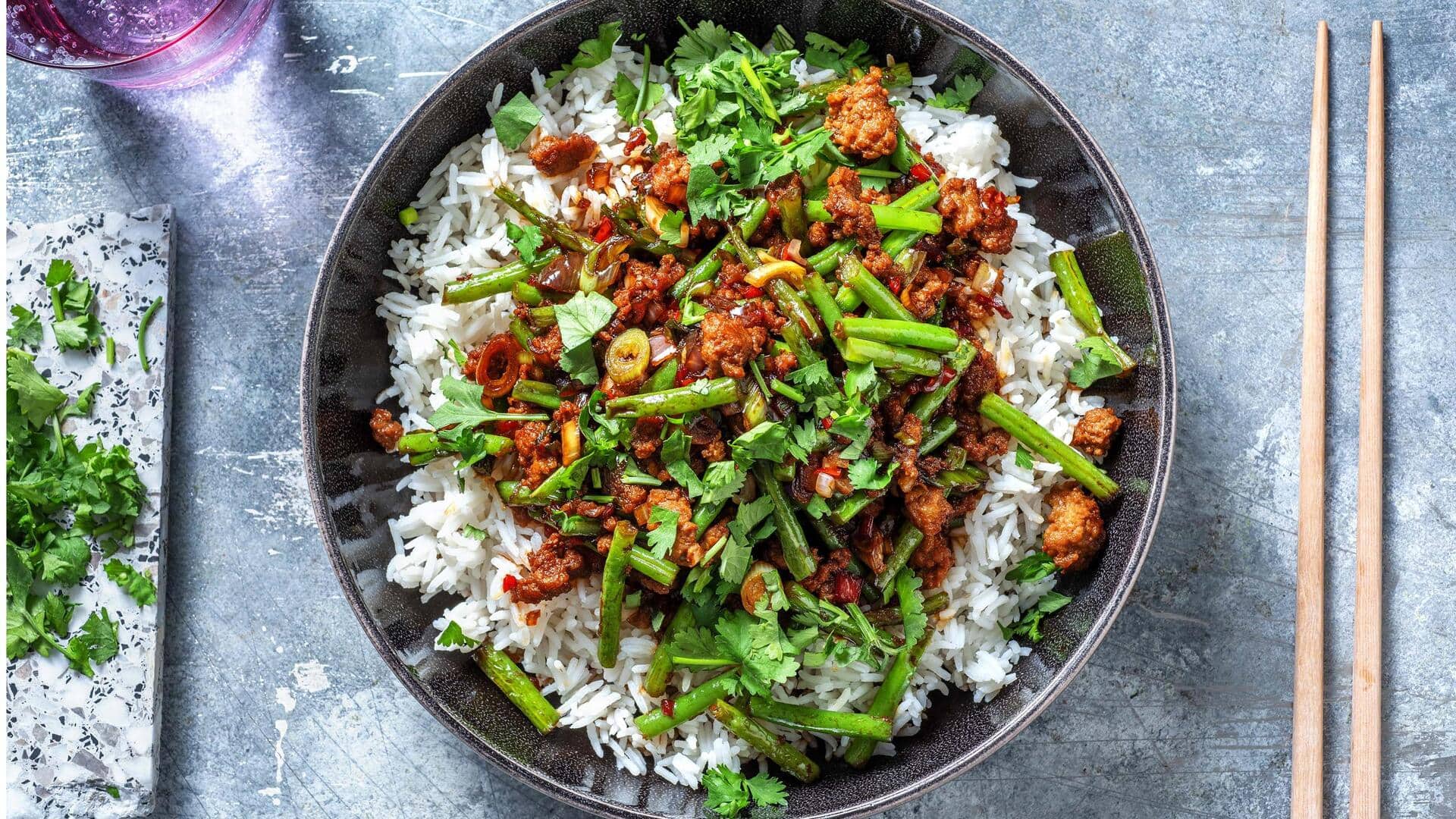ข้าวดำผัดใบโหระพากับเปลือกมะนาว ข้าวดำผัดใบโหระพากับเปลือกมะนาว