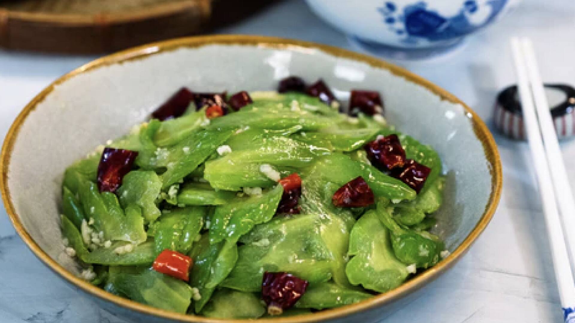 เมนูสุขภาพ: มะระผัดเมล็ดบัวกรอบ รสชาติกลมกล่อม