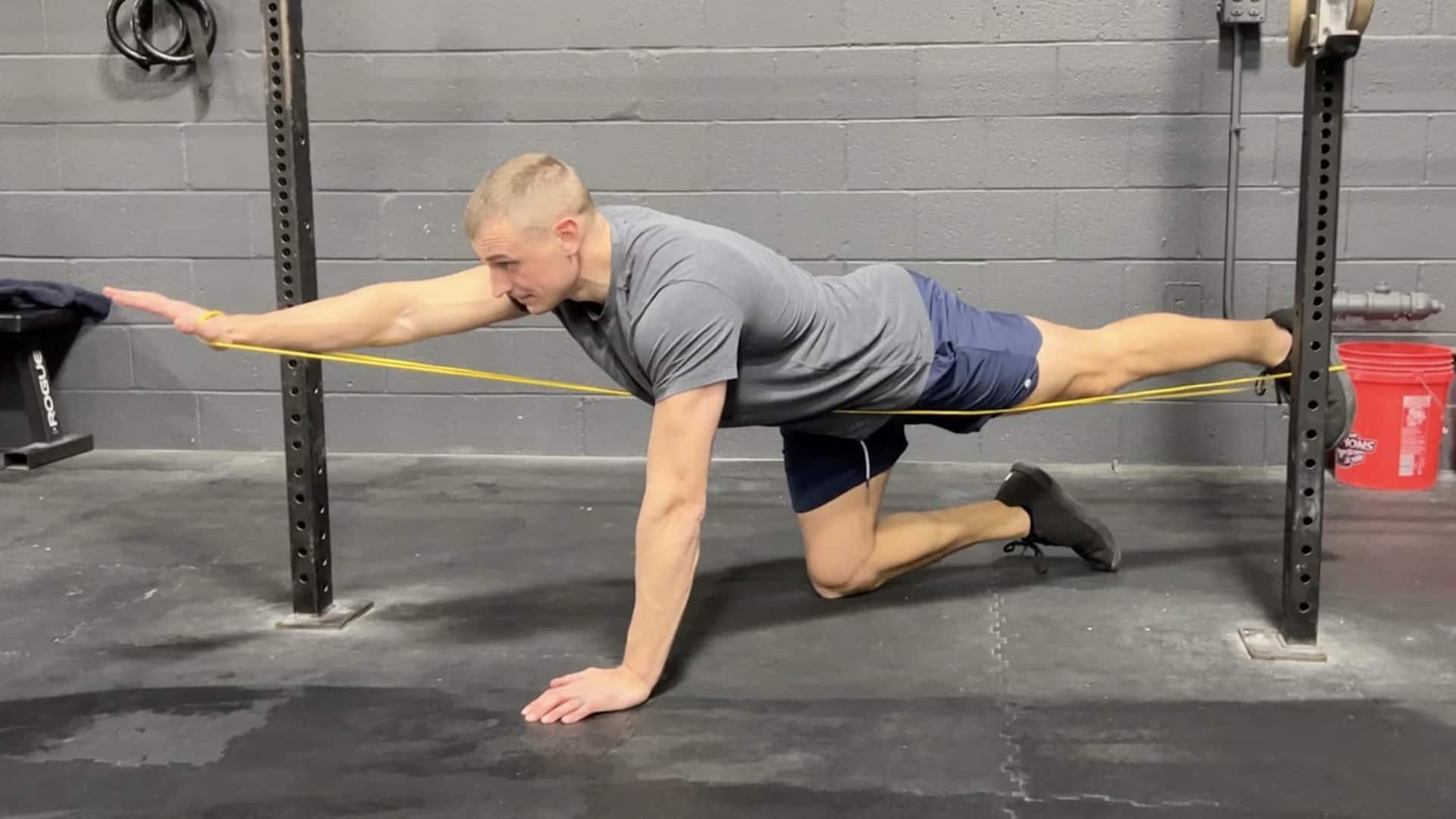 ออกกำลังกายด้วยยางยืด เพื่อเสริมสร้างกล้ามเนื้อหลังส่วนบน