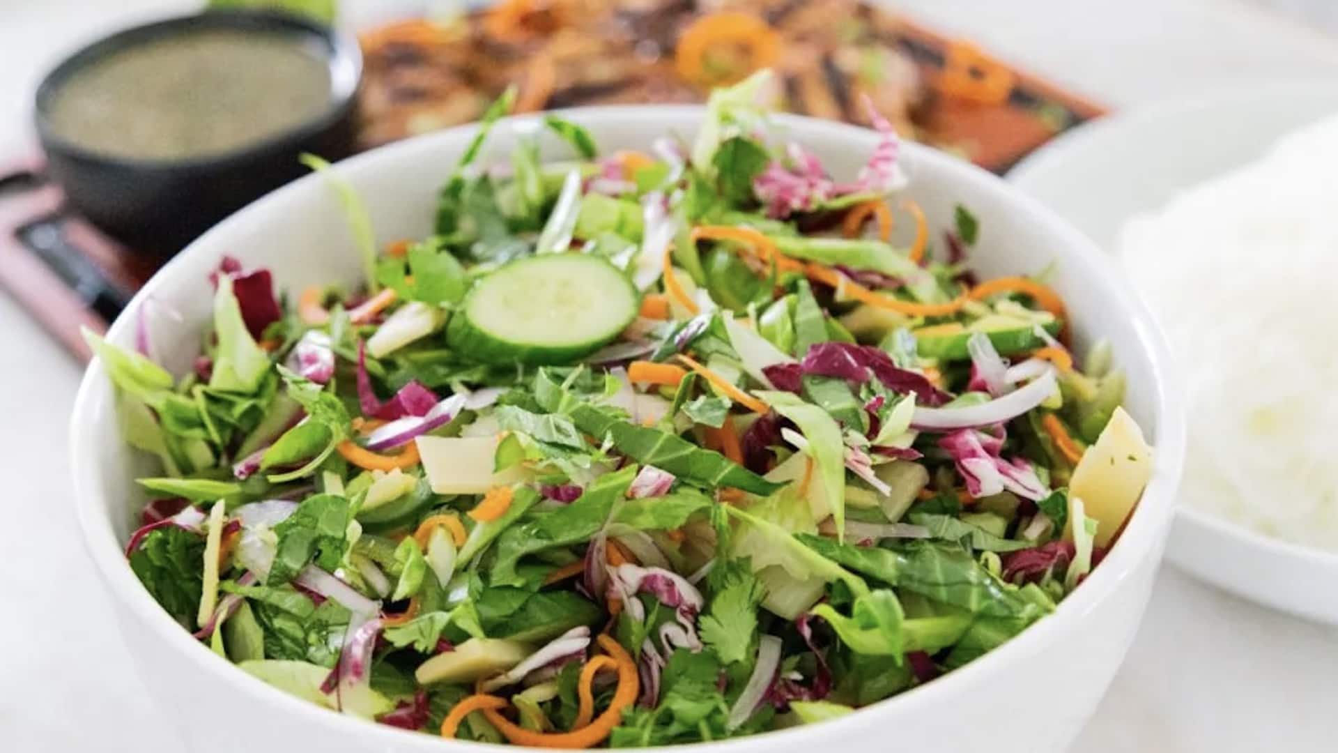 สลัดถั่วลิสงตะไคร้หอมผสมใบโหระพา